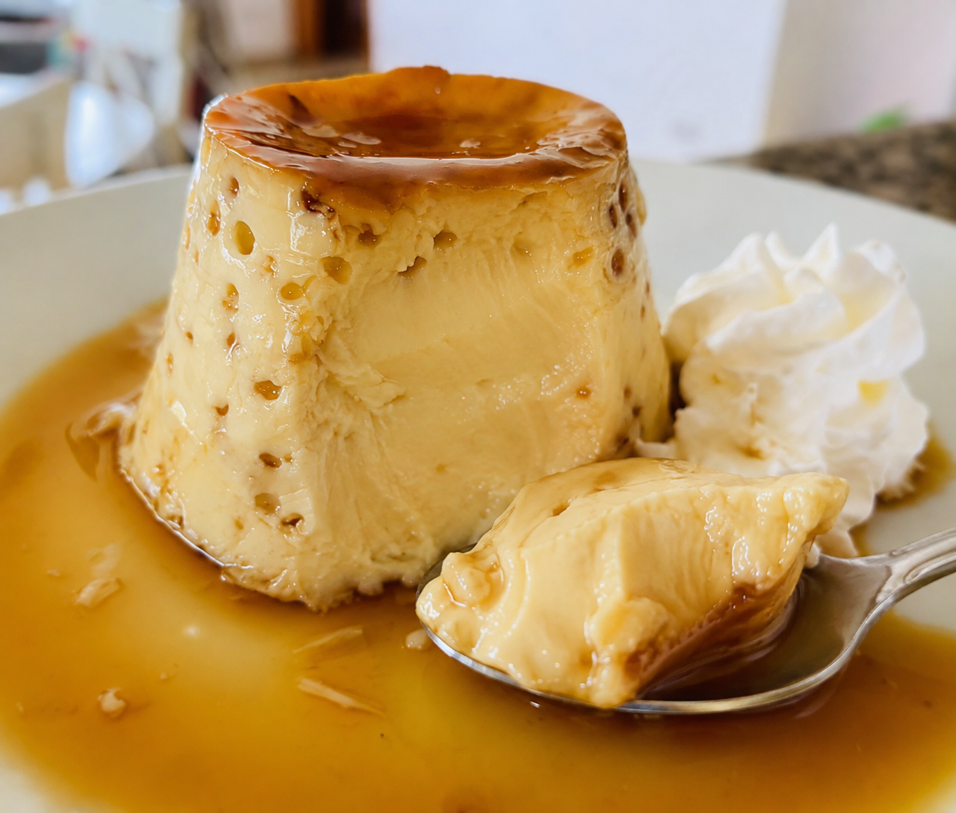 Flan de huevo cortado