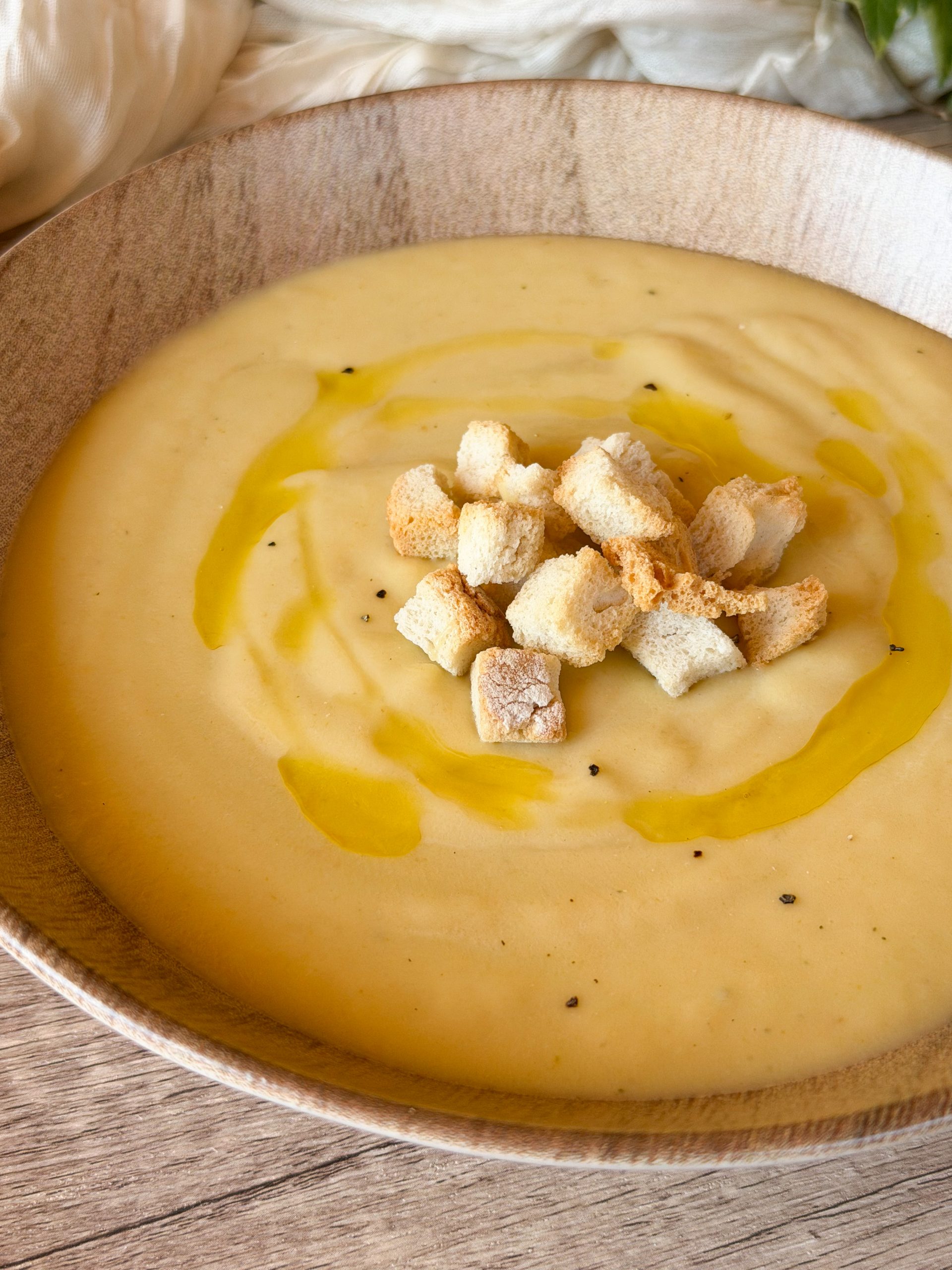 Plato de crema de verduras casera servido con mimo, evocando una cena reconfortante y saludable de estilo soulfood.