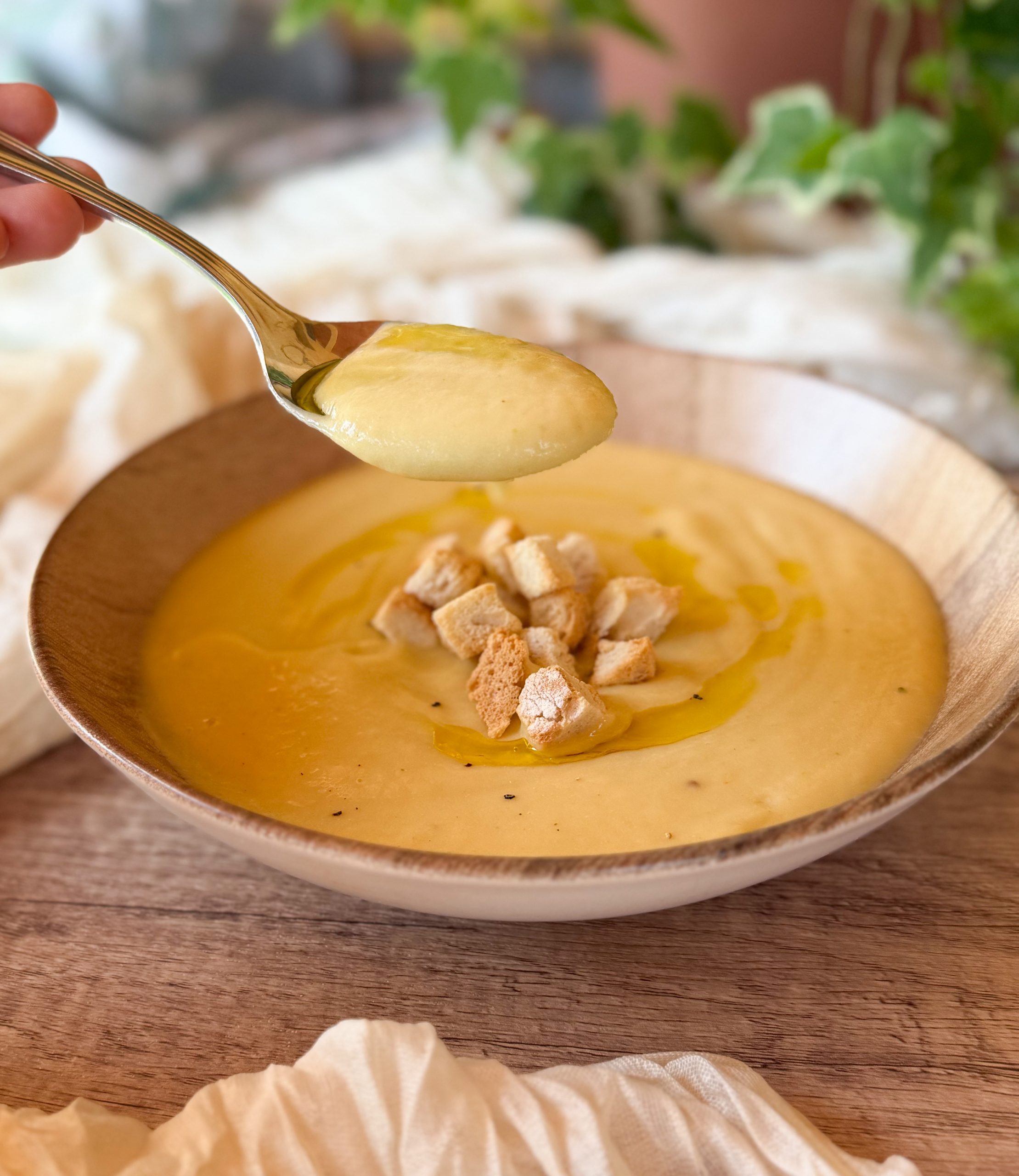 Plato de crema de verduras casera servido con mimo, evocando una cena reconfortante y saludable de estilo soulfood.