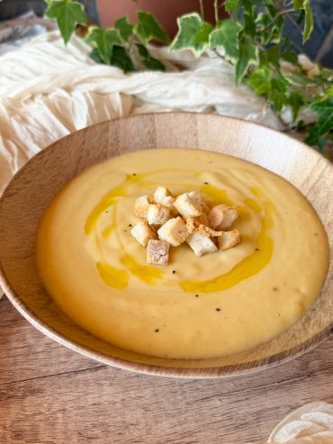 Plato de crema de verduras casera servido con mimo, evocando una cena reconfortante y saludable de estilo soulfood.