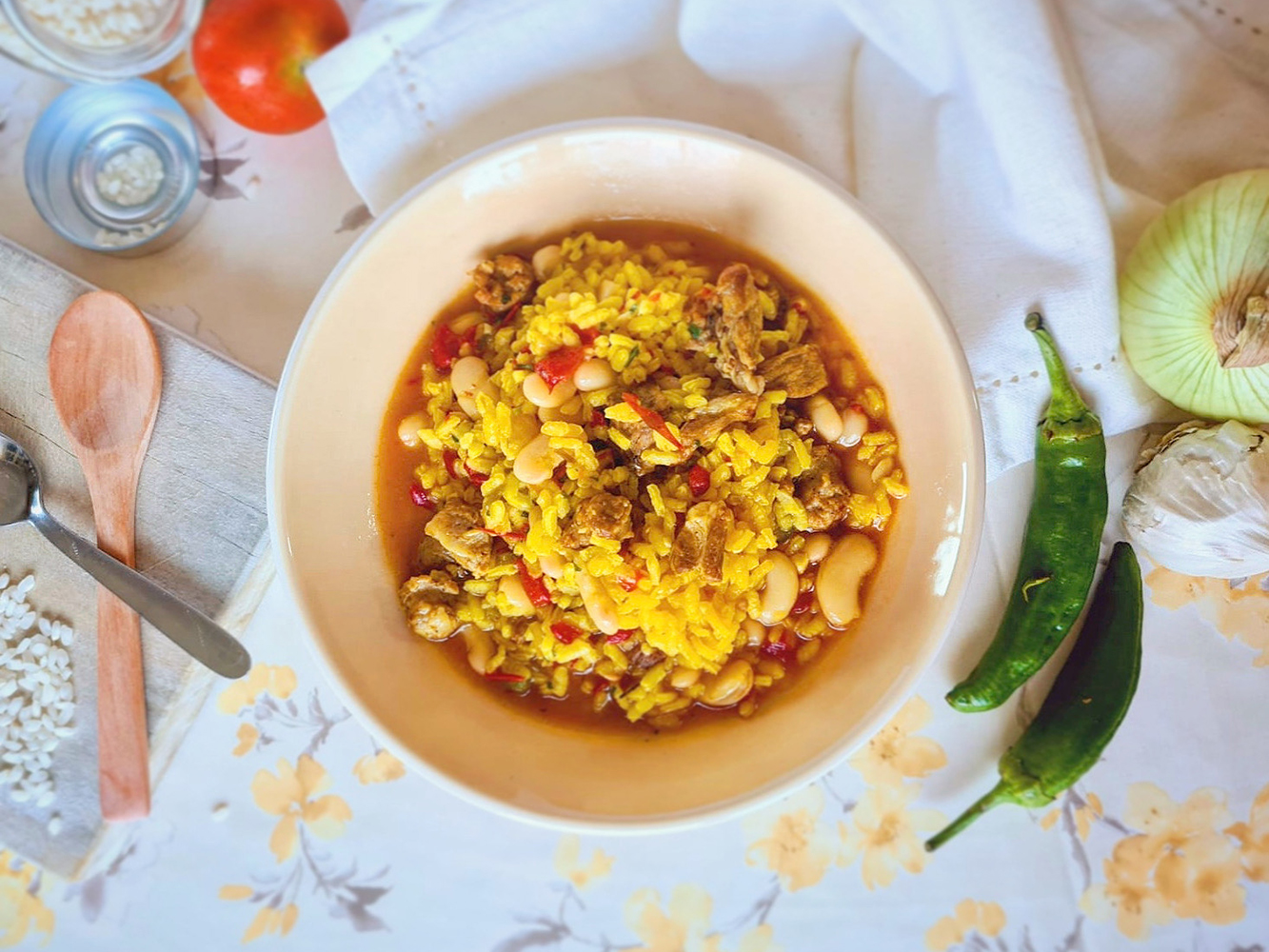 Plato de arroz empedrado caldoso con jud&iacute;as del Ganxet, trozos de lomo y salchichas en cazuela de barro.