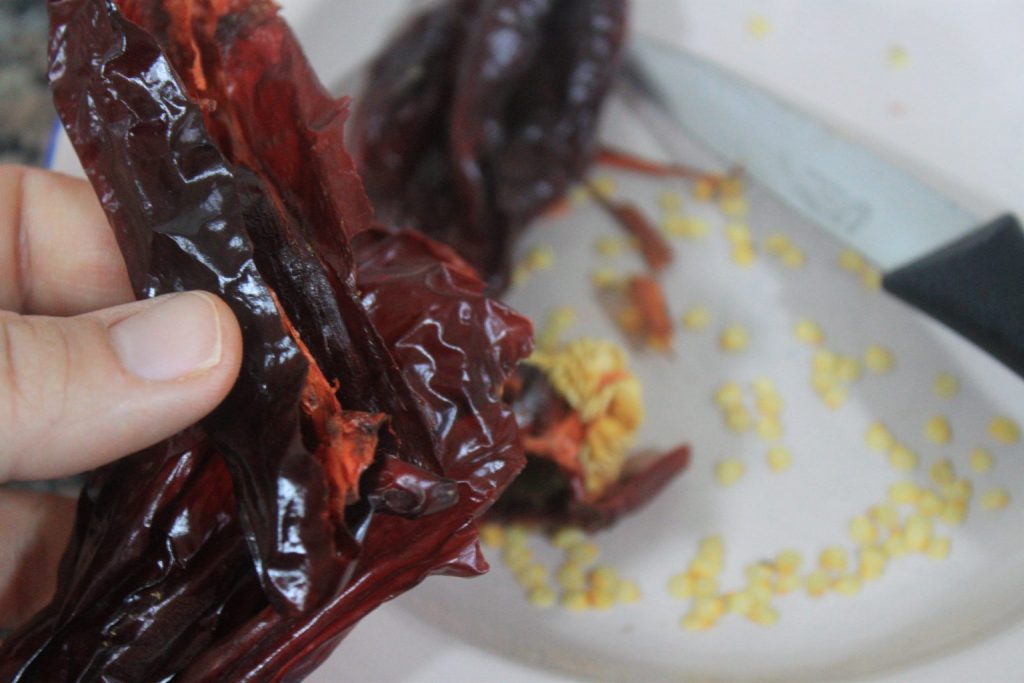 Preparación de pimientos choriceros para el sofrito de fideos a la cazuela