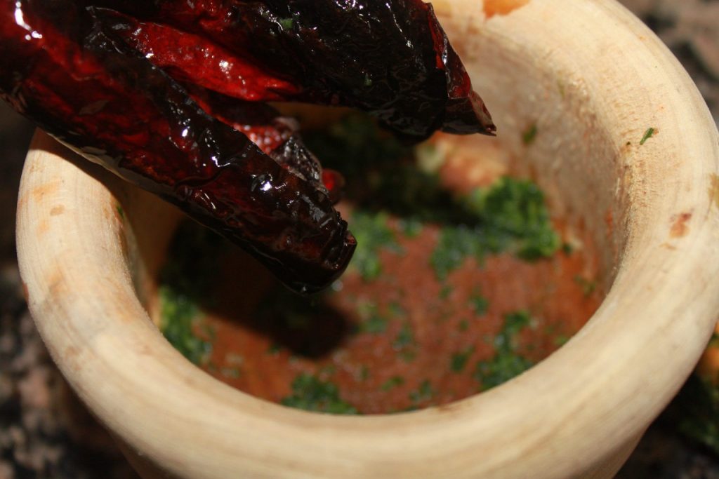Preparando la picada tradicional con ajo, perejil y pimiento choricero