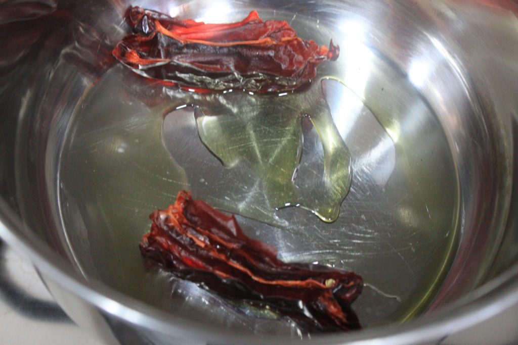 Tostando pimientos choriceros en aceite de oliva virgen extra
