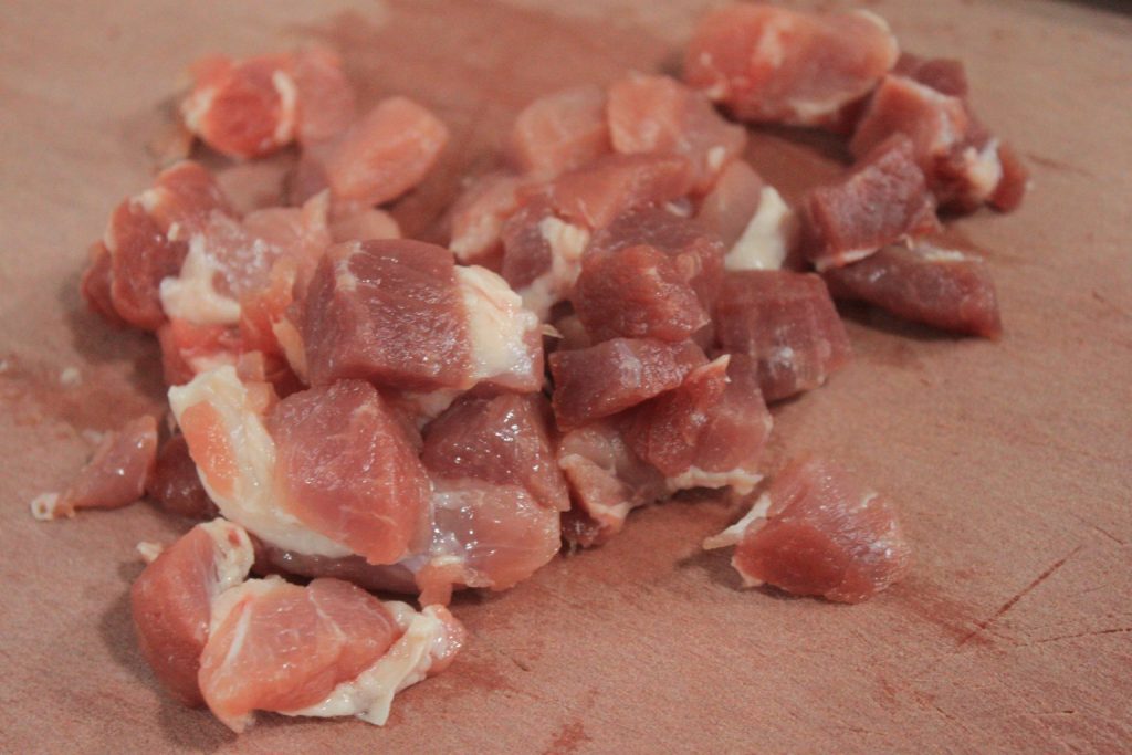 Dorando costilla de cerdo o cabeza de lomo salpimentada en la cazuela