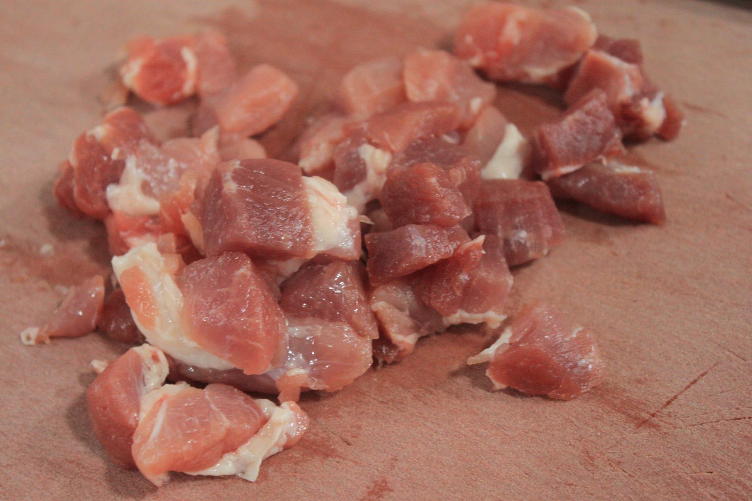 Dorando costilla de cerdo o cabeza de lomo salpimentada en la cazuela