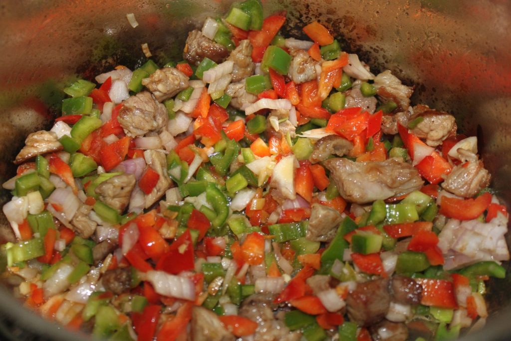 Verduras del sofrito en la cazuela