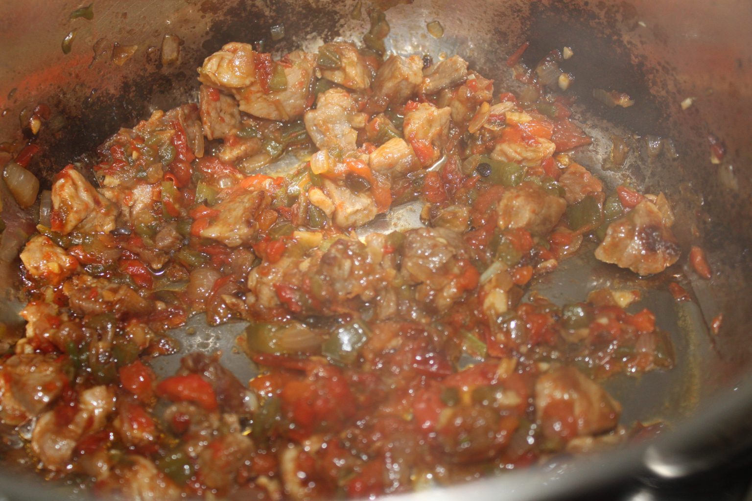 Sofrito de cebolla, ajo y pimientos picados hecho a fuego lento