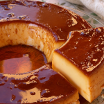 Flan de huevo casero y tradicional con caramelo.