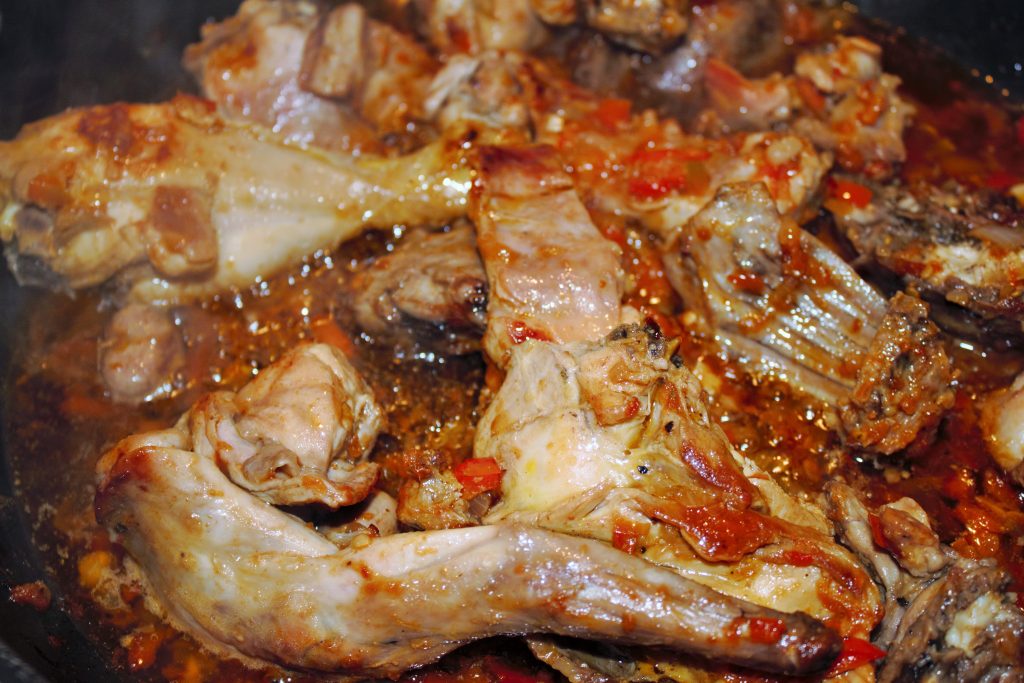 Sofrito de conejo bien reducido y concentrado antes de añadir el caldo