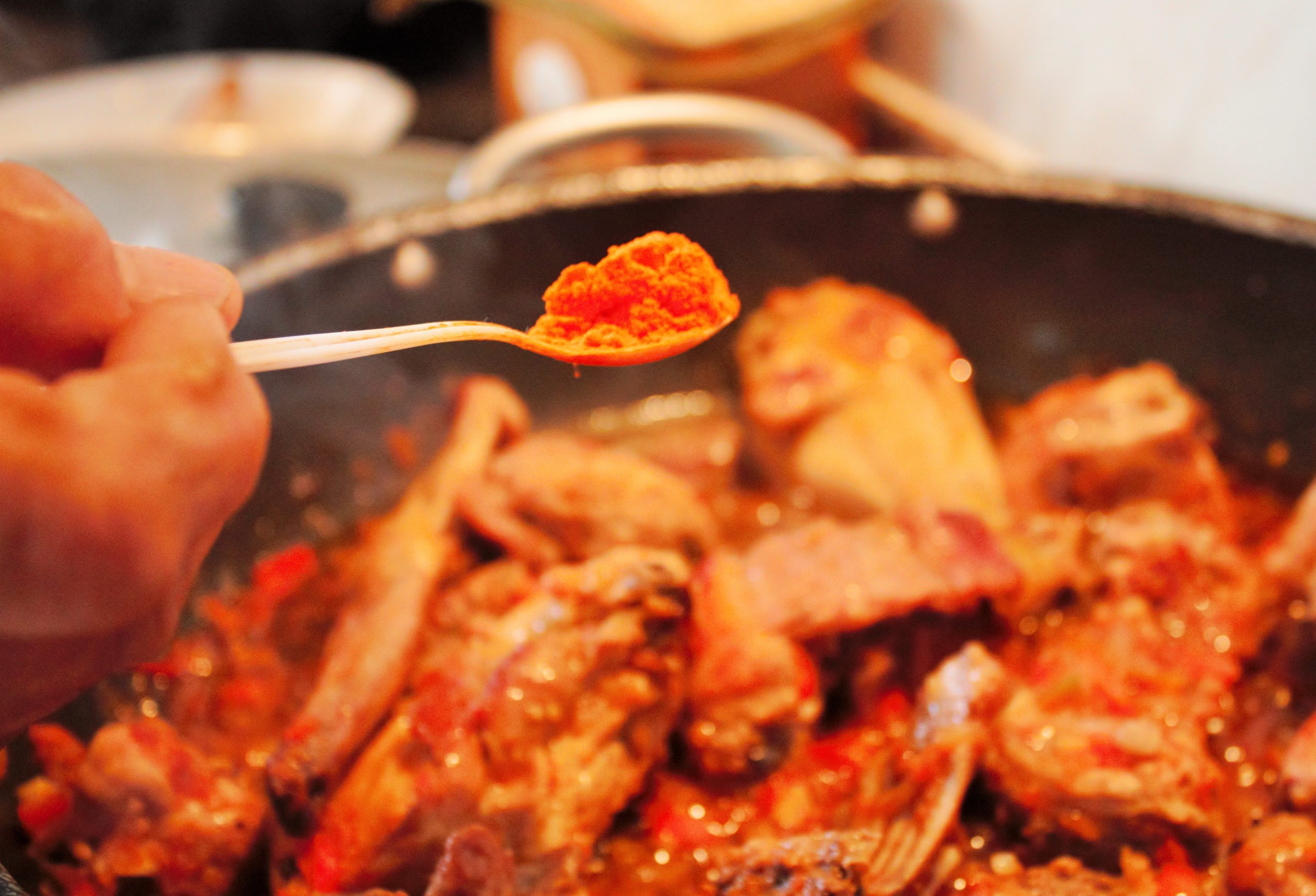 Añadiendo colorante alimentario al sofrito de conejo