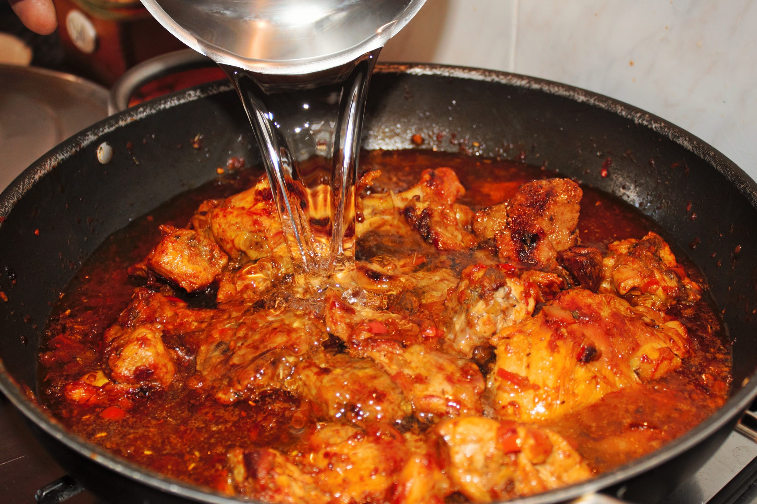 Añadiendo el agua a nuestro sofrito de conejo