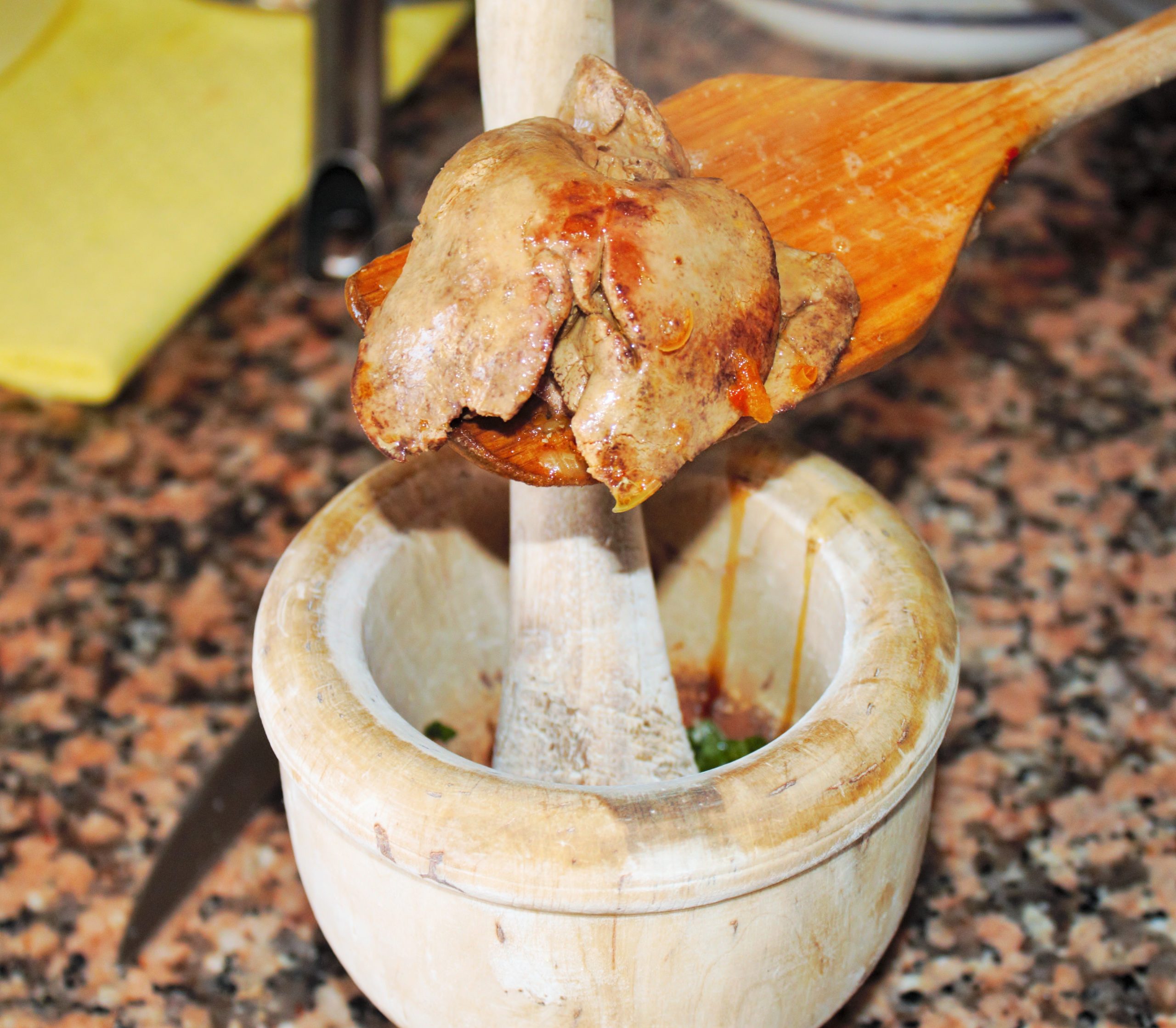 Haciendo la picada tradicional de hígado de conejo, ajo y perejil