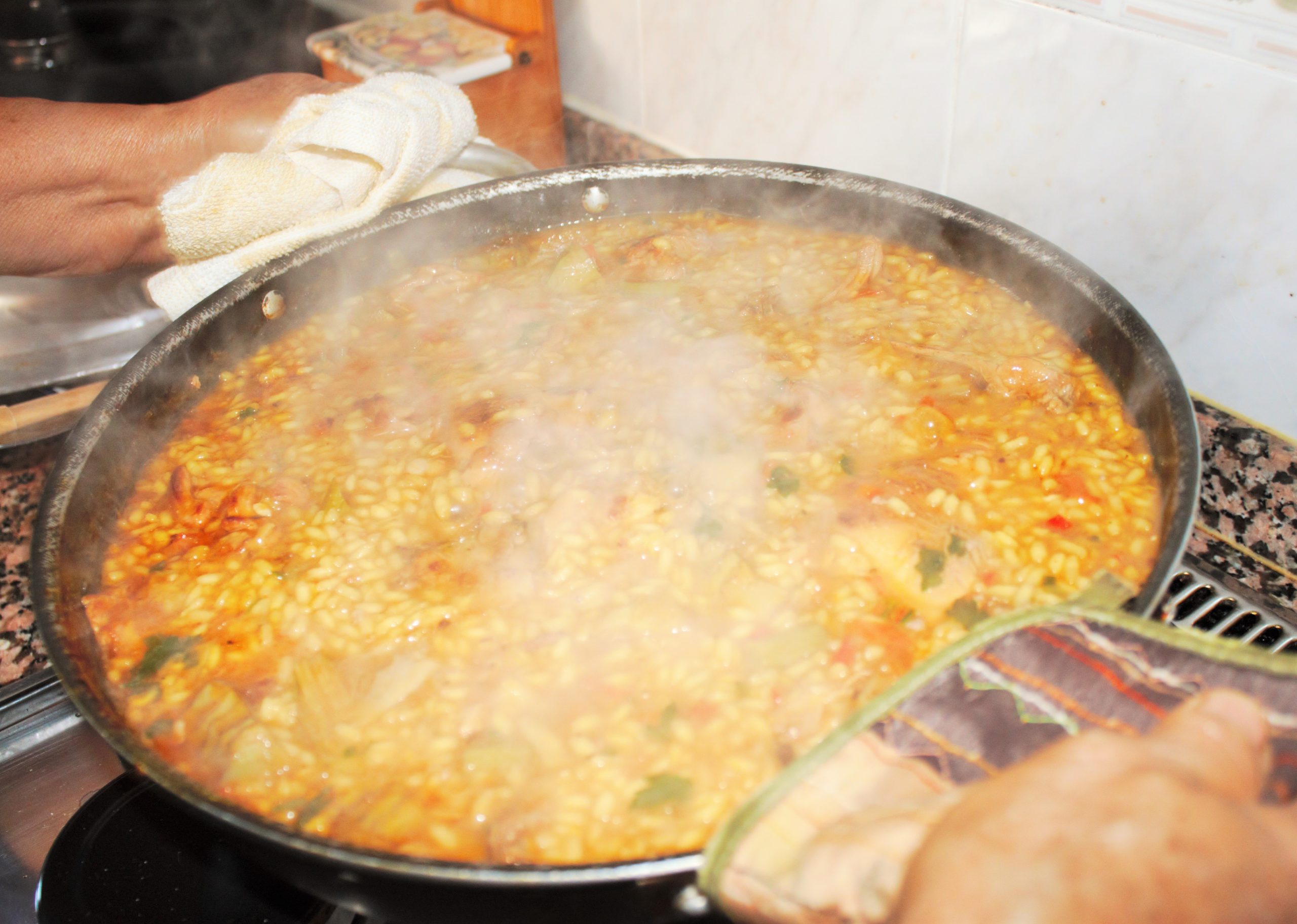 Movemos el arroz, paramos el fuego y dejamos reposar