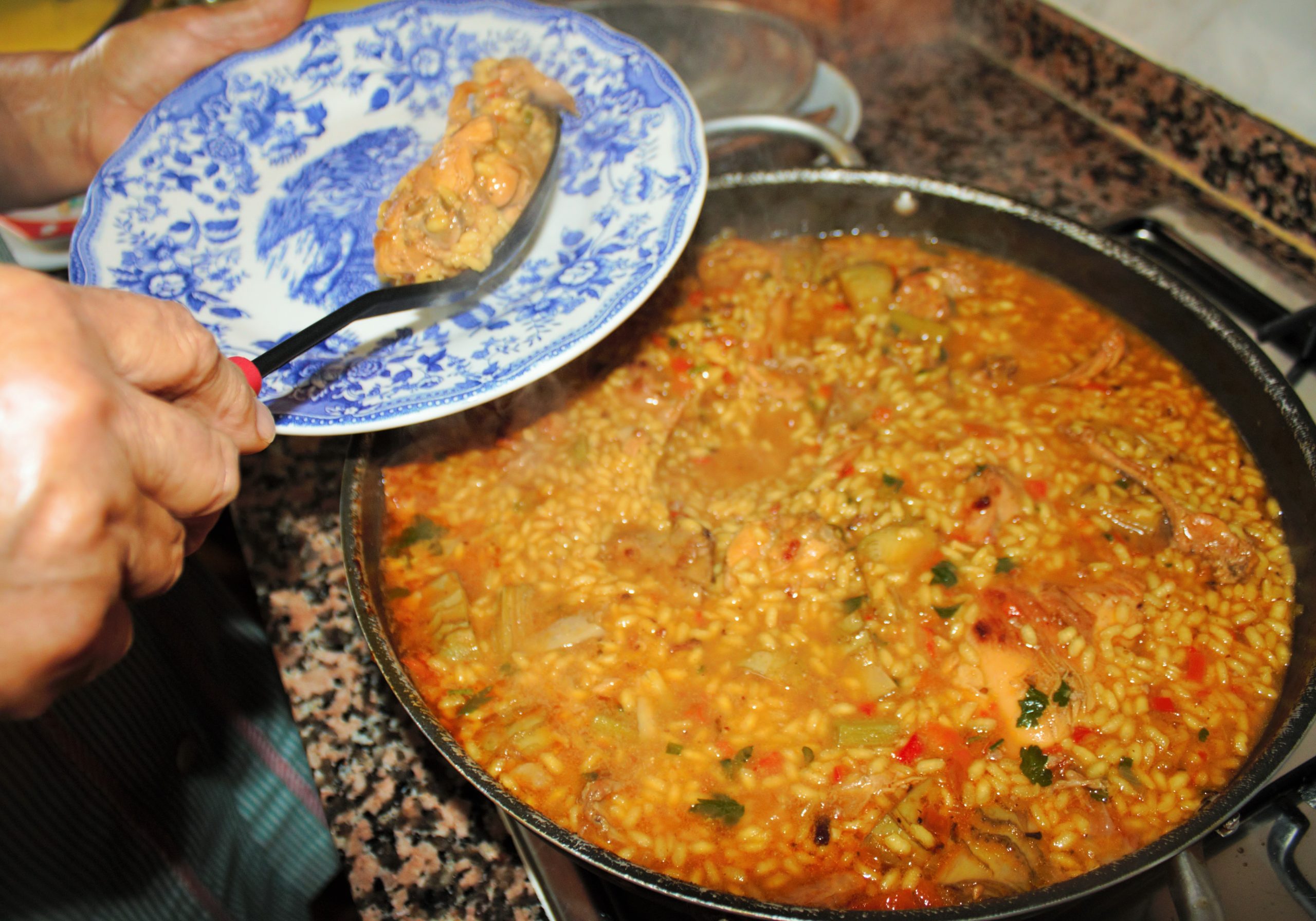 Resultado final de la receta de arroz con conejo y alcachofas tradicional