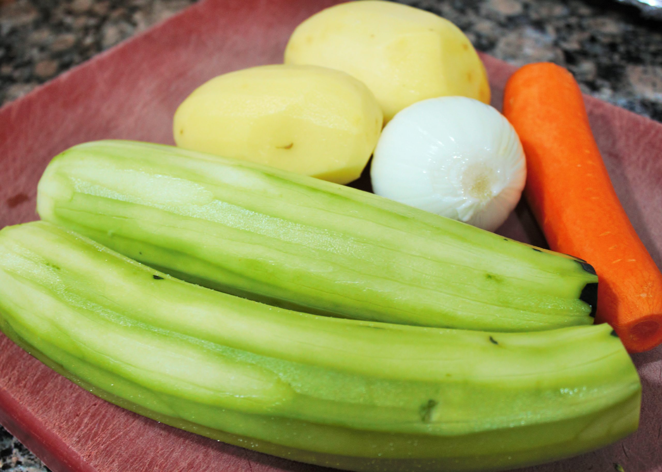 Verduras frescas de temporada sobre una tabla de madera rústica para preparar una crema casera.