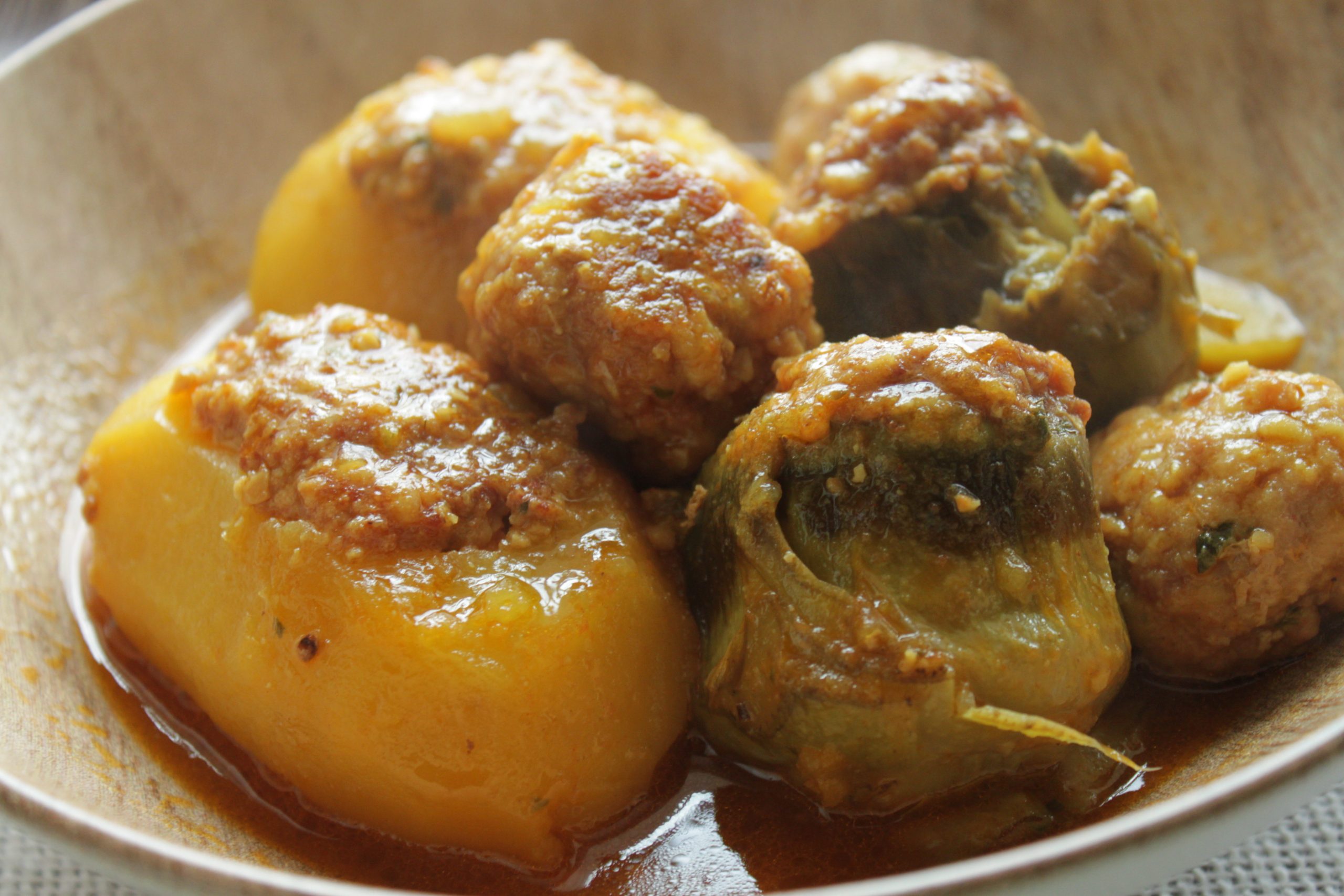 Plato de Alcachofas y patatas rellenas cocinadas a fuego lento, estilo rústico