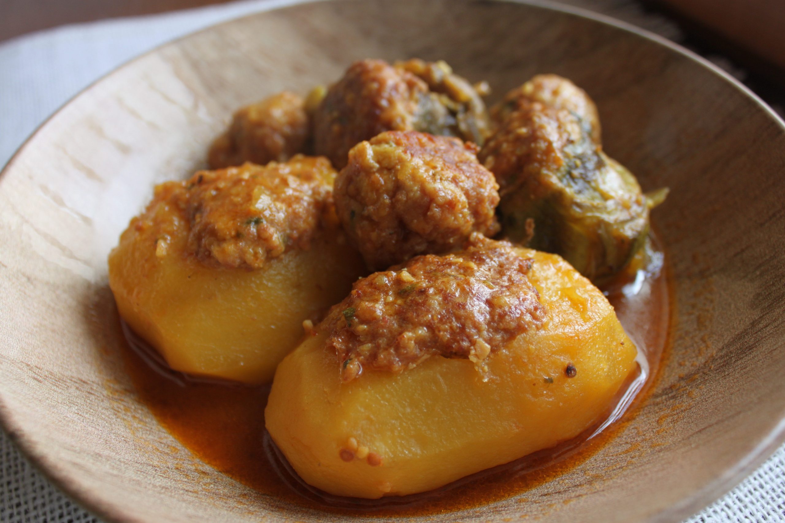 Plato de Alcachofas y patatas rellenas cocinadas a fuego lento, estilo r&uacute;stico