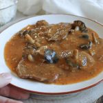 Plato de Fricandó de ternera con salsa fina, setas y guarnición de arroz basmati.