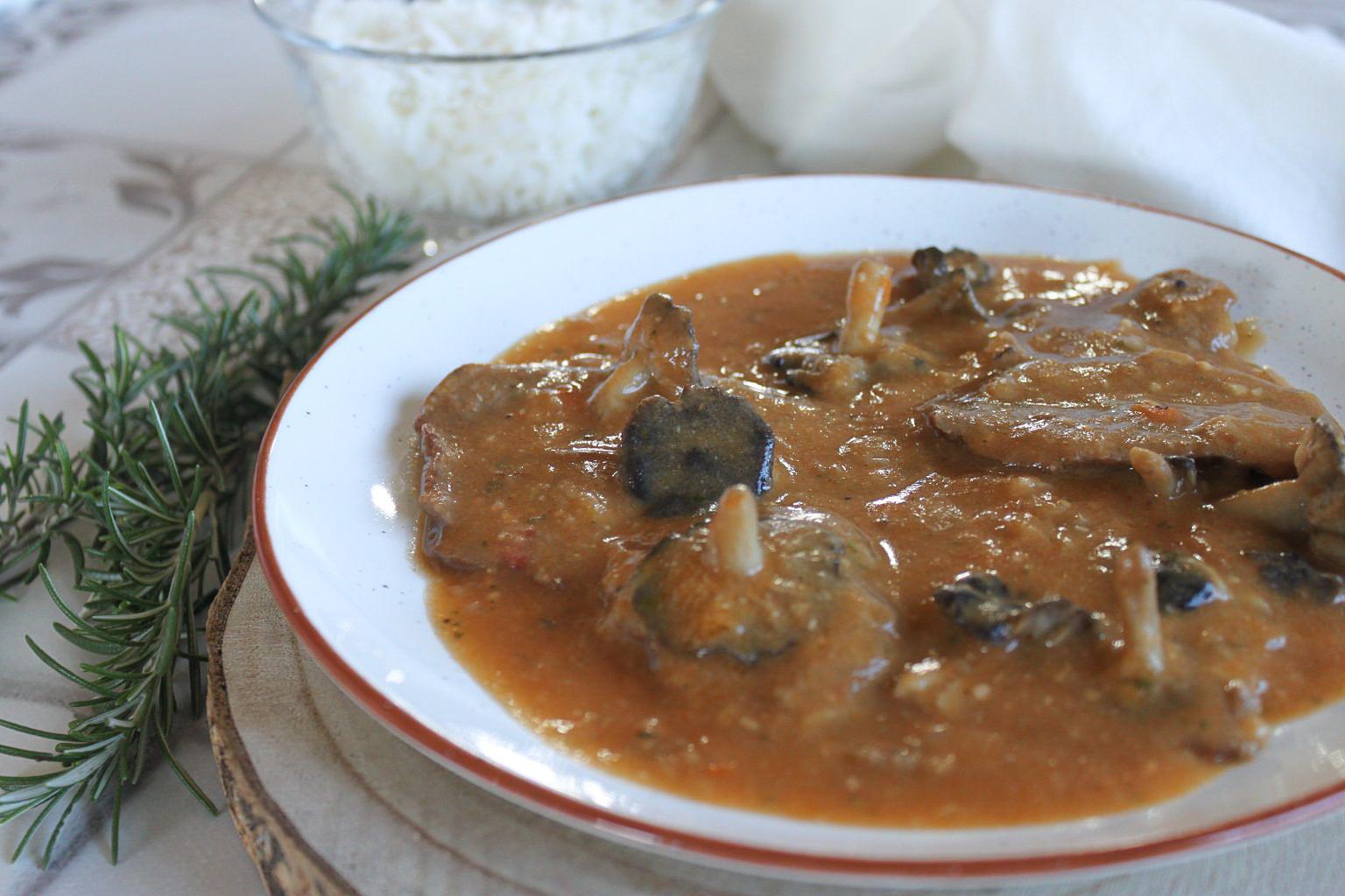 Plato de Fricand&oacute; de ternera con salsa fina, setas y guarnici&oacute;n de arroz basmati.