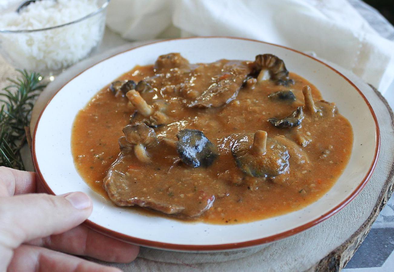 Plato de Fricandó de ternera con salsa fina, setas y guarnición de arroz basmati.