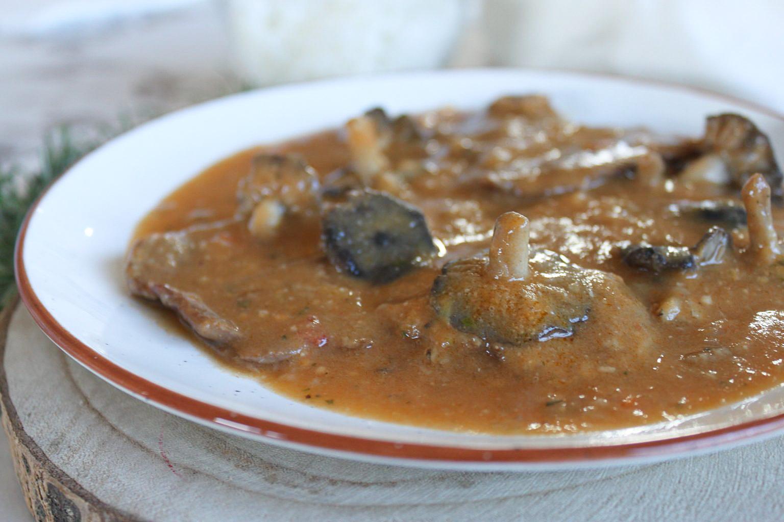Plato de Fricandó de ternera con salsa fina, setas y guarnición de arroz basmati.