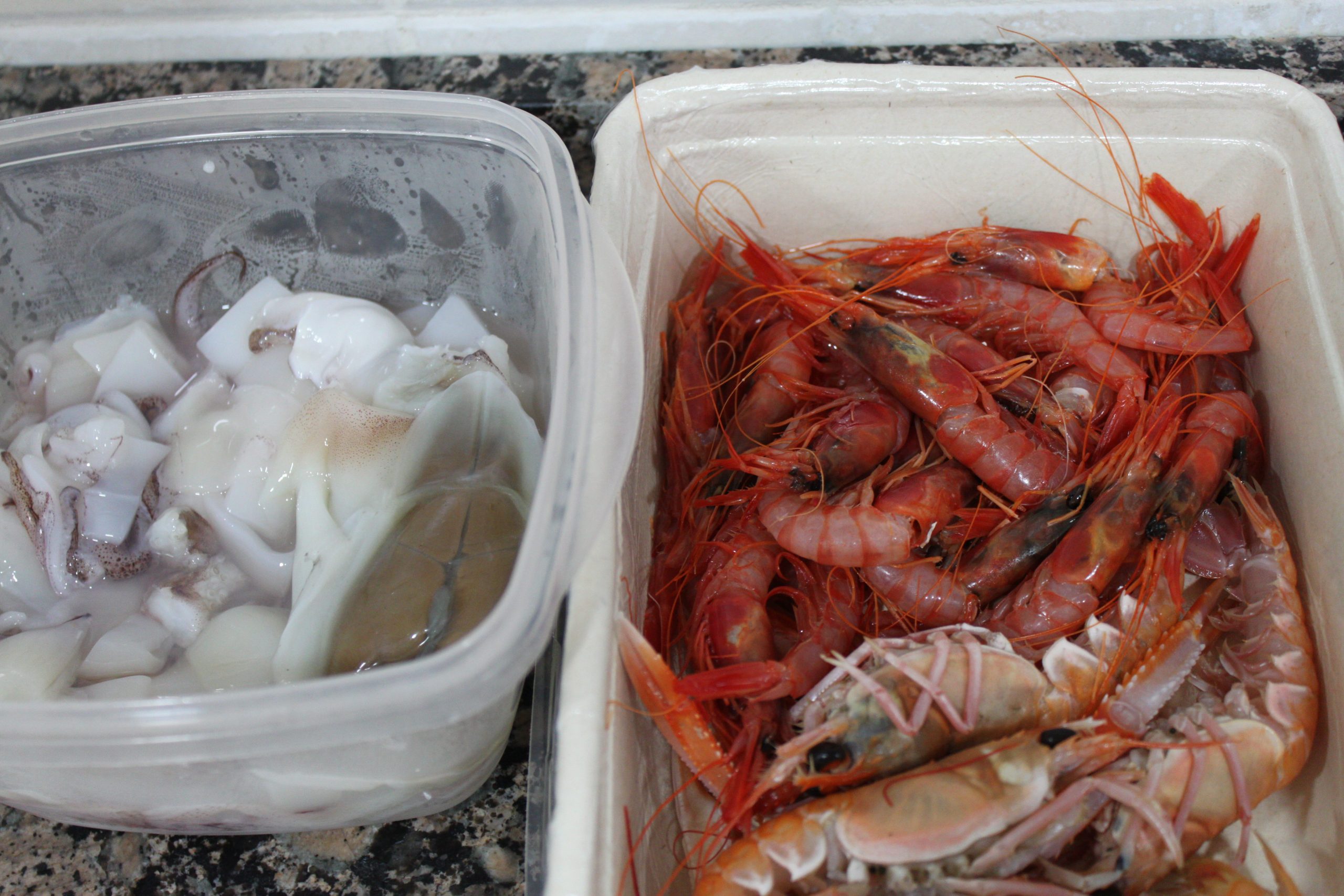 Sepia y calamares cortados junto a las gambas para hacer nuestro arroz de marisco.