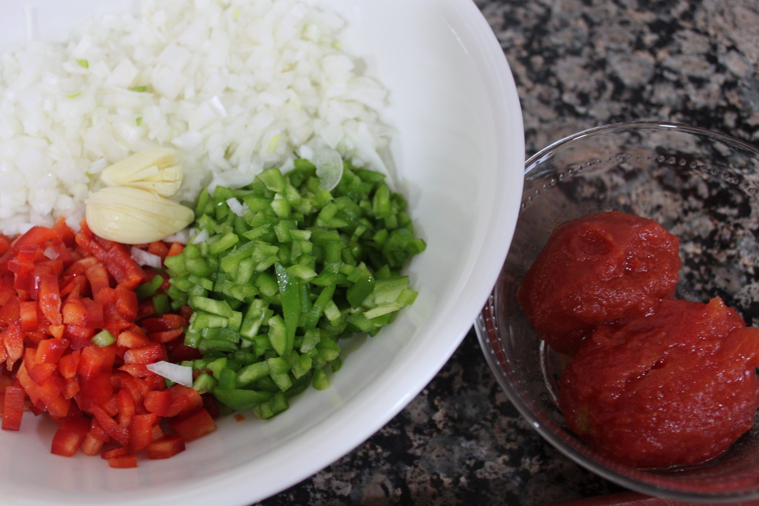 Verduras picadas para hacer nuestro arroz de marisco
