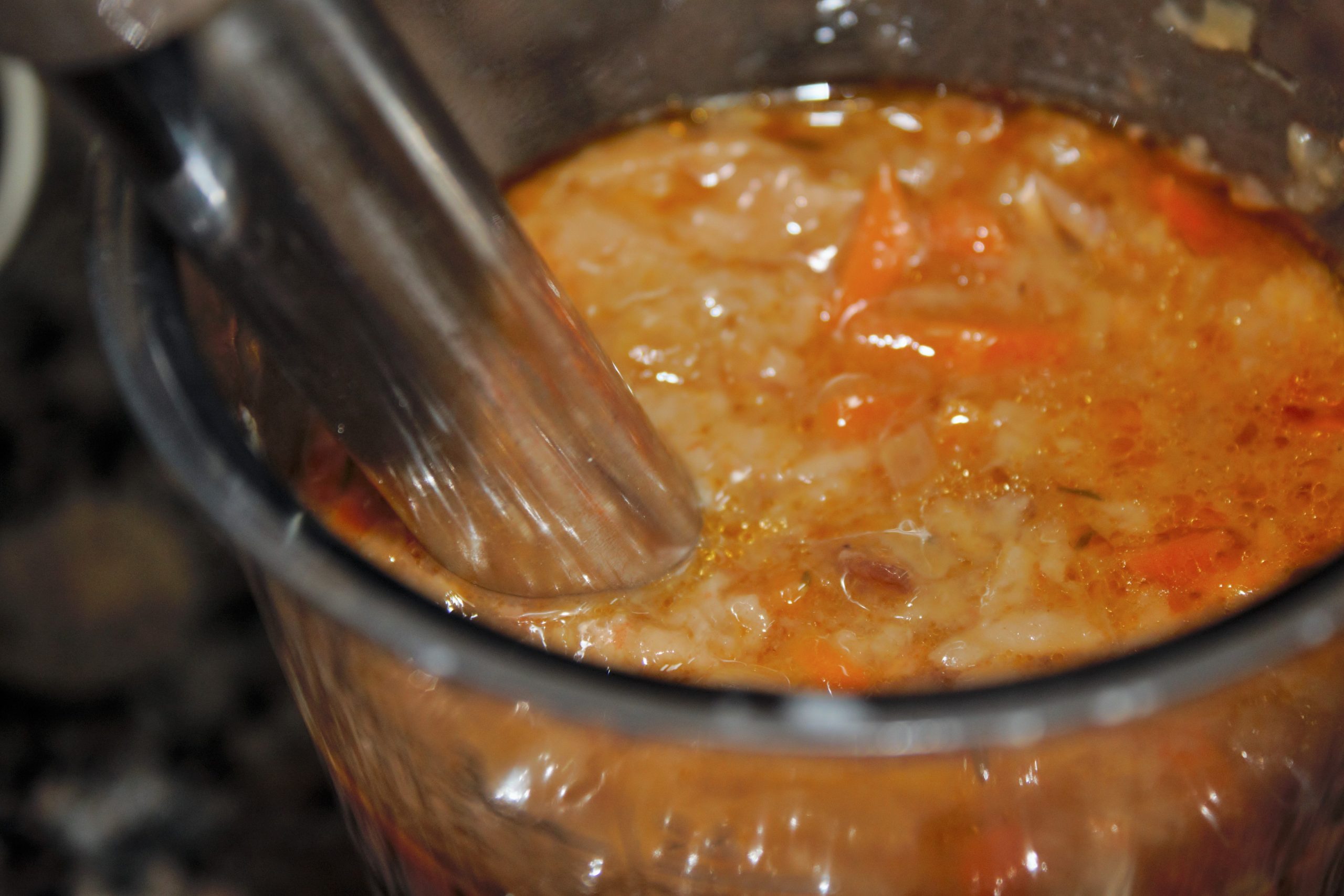 Proceso de triturar la salsa del sofrito para conseguir una textura fina y aterciopelada.