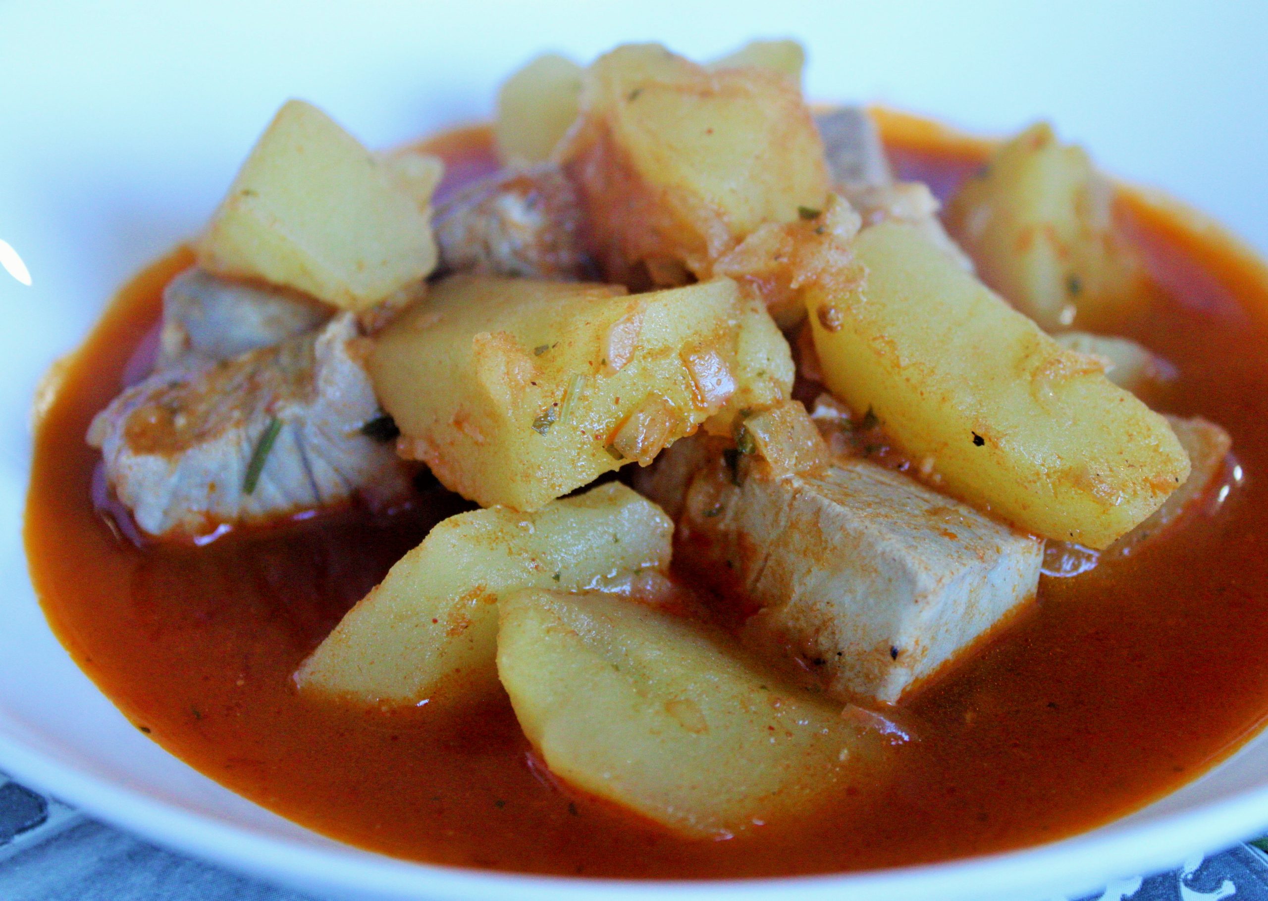Cazuela de Marmitako de at&uacute;n con patatas chascadas, pimientos y un caldo espeso de color rojizo.