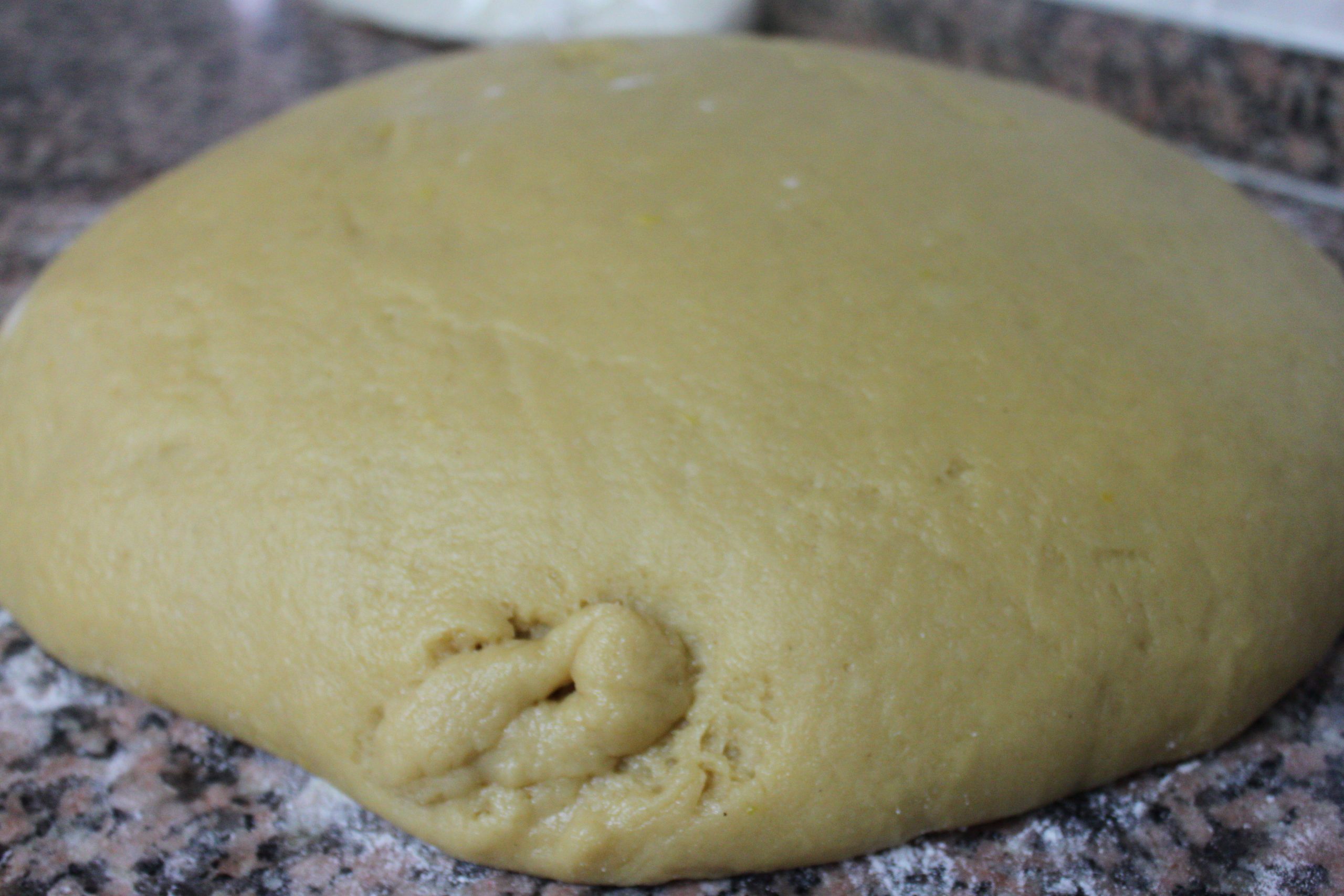 Masa para roscos de anís caseros lista para reposar antes de formar los roscos.