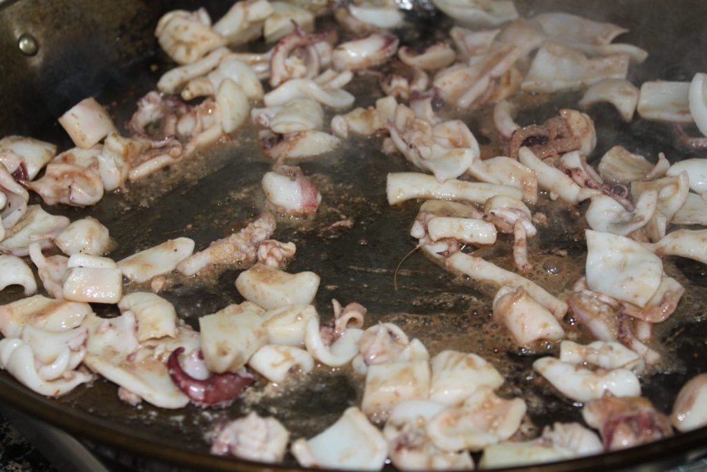Dorando la sepia y el calamar en la paella para nuestro arroz