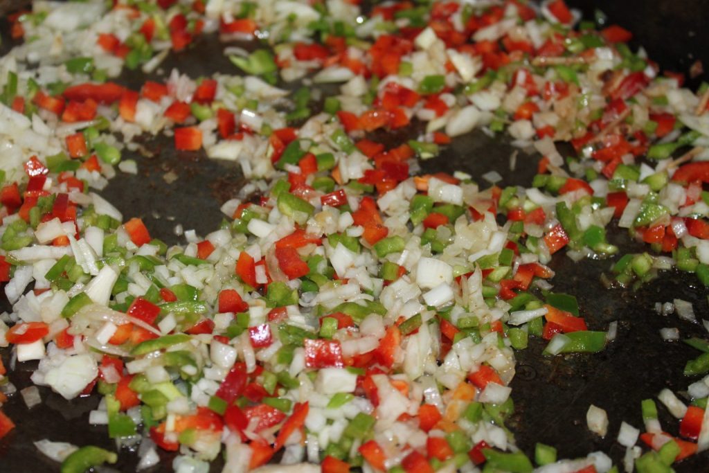 Cocinando las verduras de nuestra paella de marisco