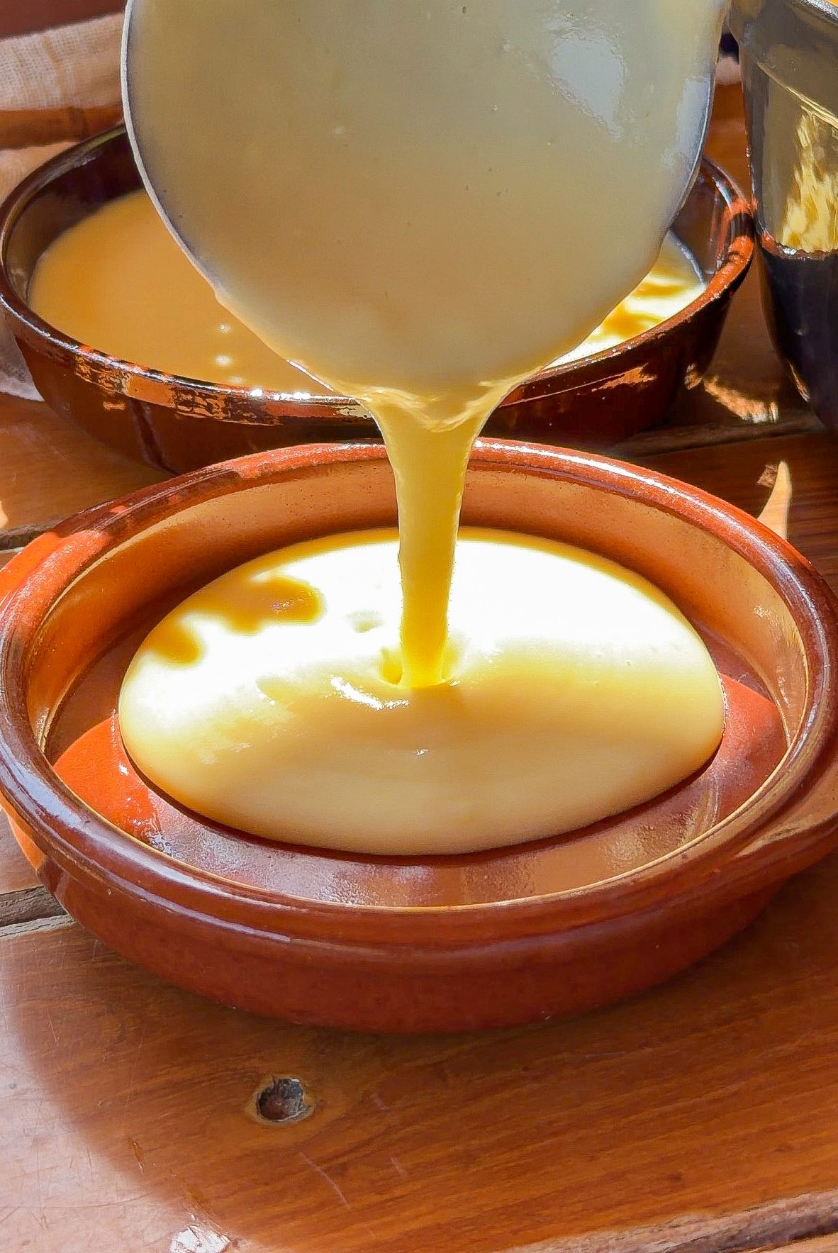 Cucharada de crema catalana casera mostrando su textura cremosa y sedosa