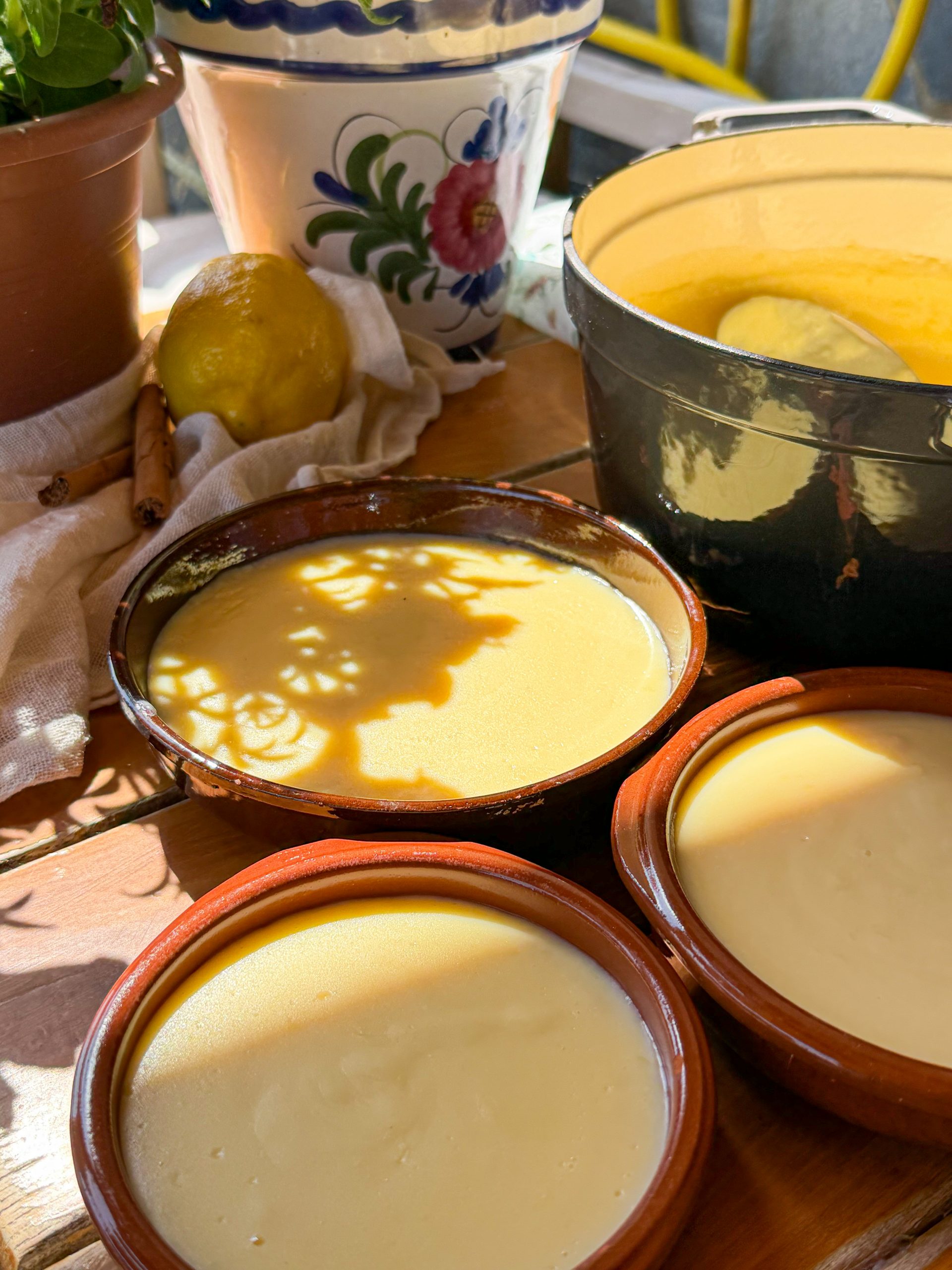 Cucharada de crema catalana casera mostrando su textura cremosa y sedosa