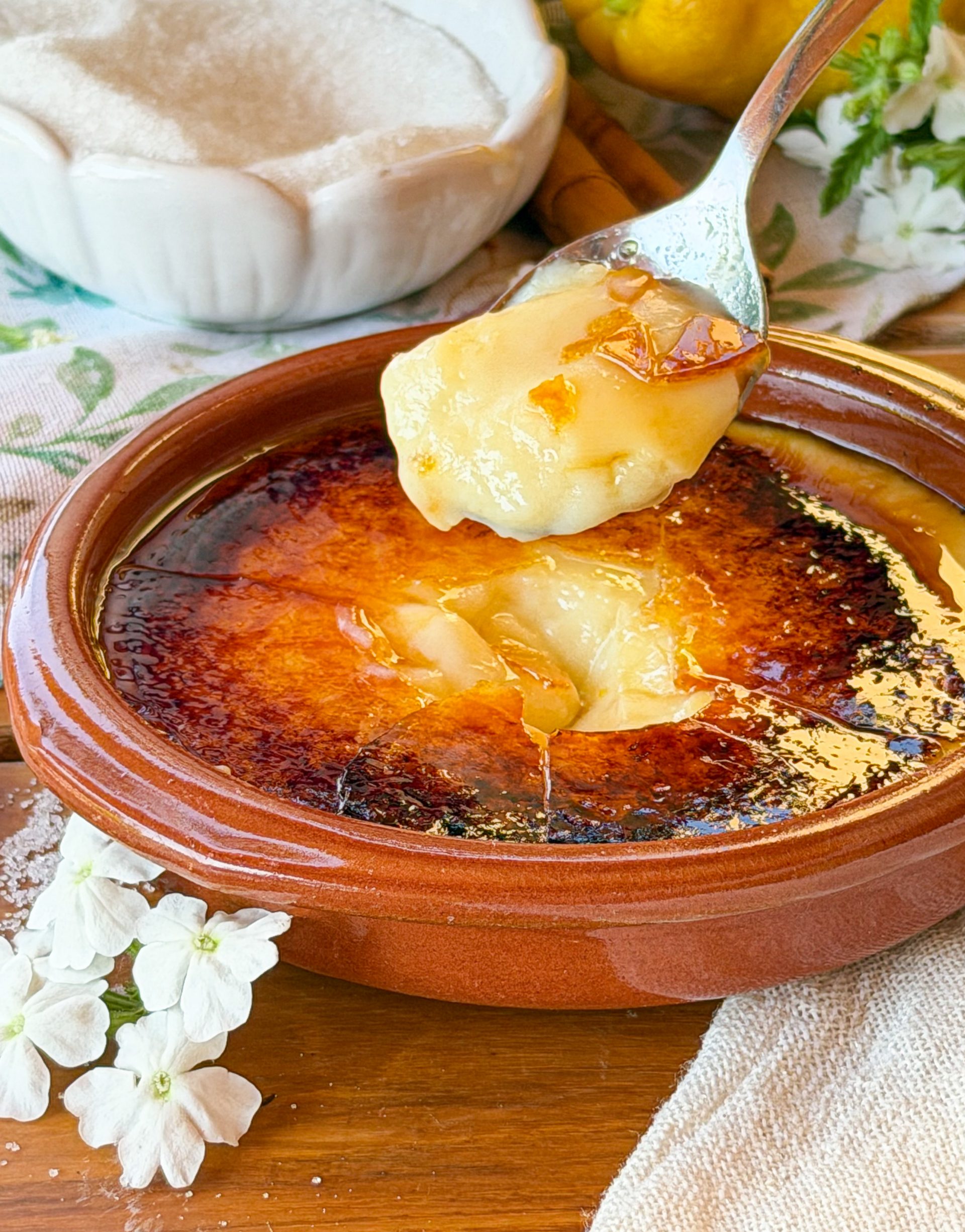 Cucharada de crema catalana casera mostrando su textura cremosa y sedosa