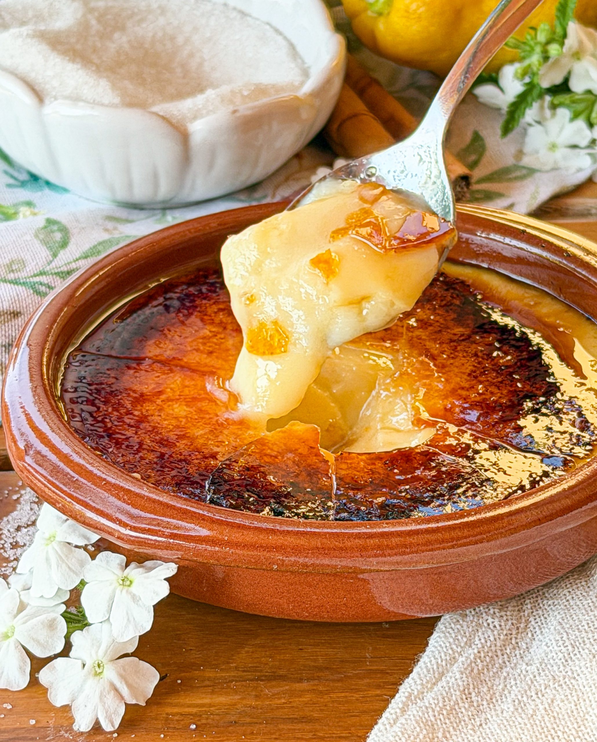 Cucharada de crema catalana casera mostrando su textura cremosa y sedosa