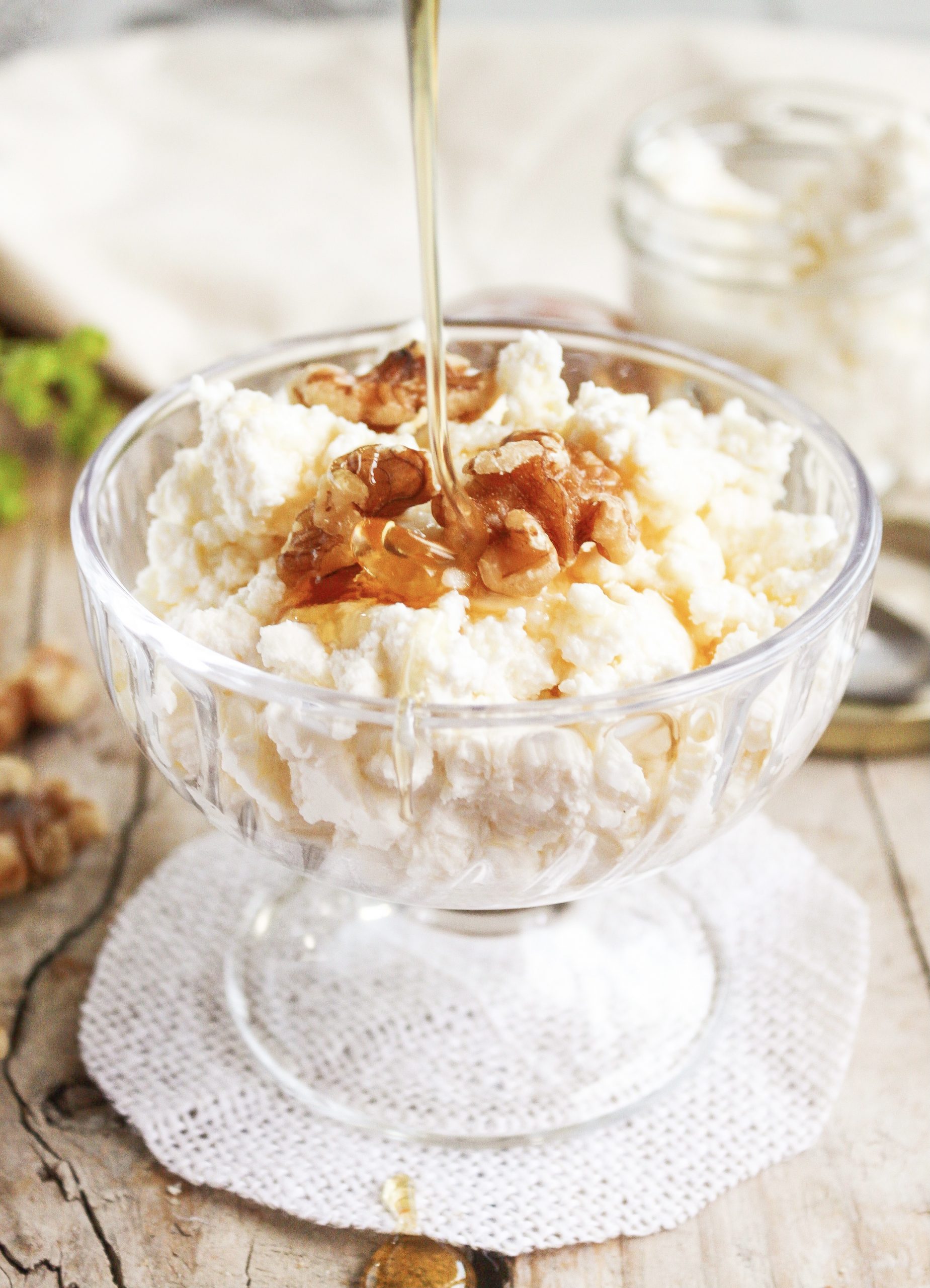 Postre tradicional de Mató casero servido con miel y nueces crujientes.