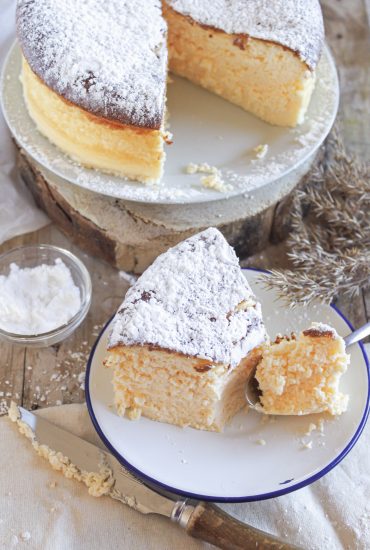 Tarta de queso japonesa ultra esponjosa espolvoreada con azúcar glas estilo nube Soulfood