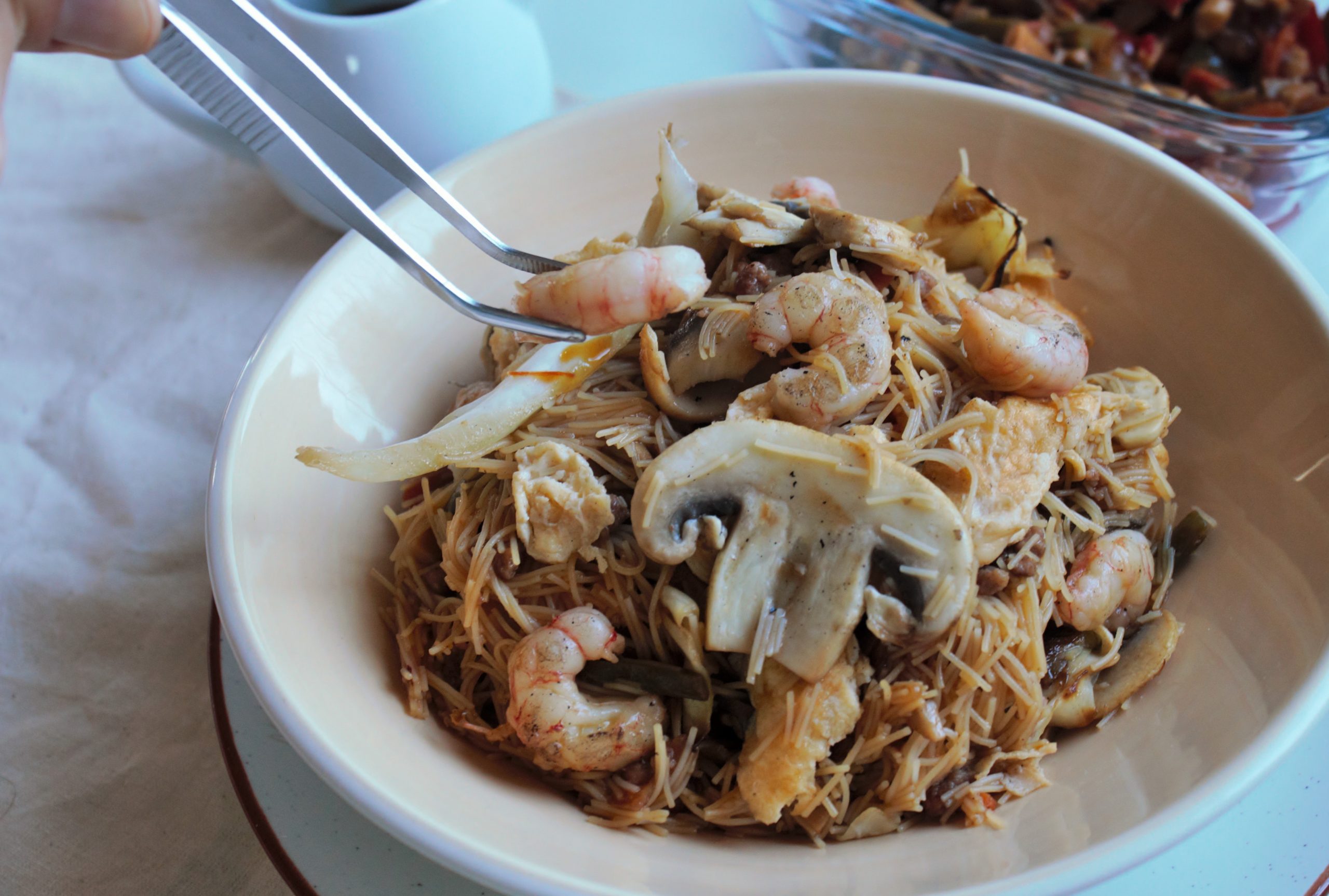 Fideos chinos de arroz salteados a mi manera con ternera, gambas y verduras picadas.
