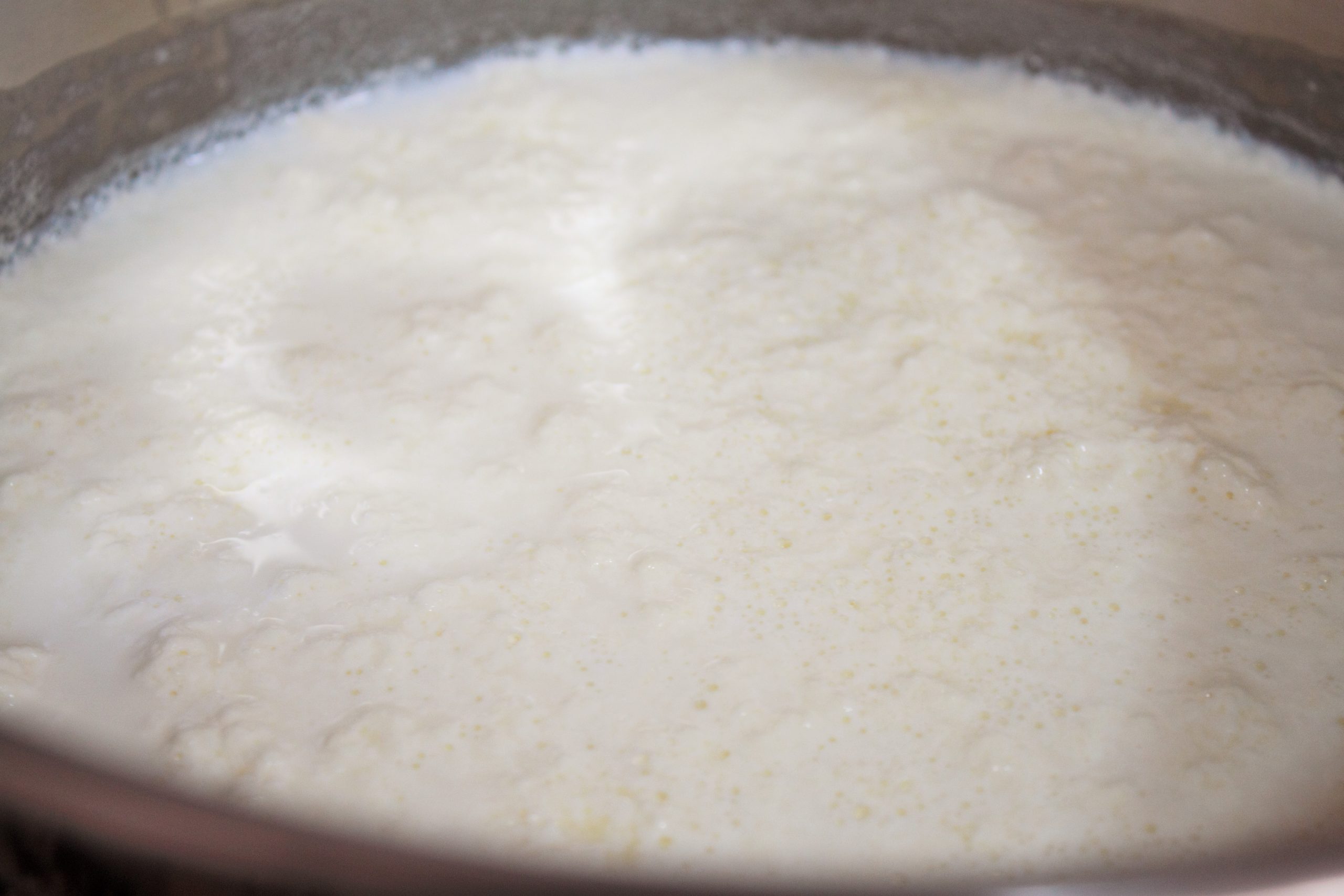 Leche separada del suero lista para colar.