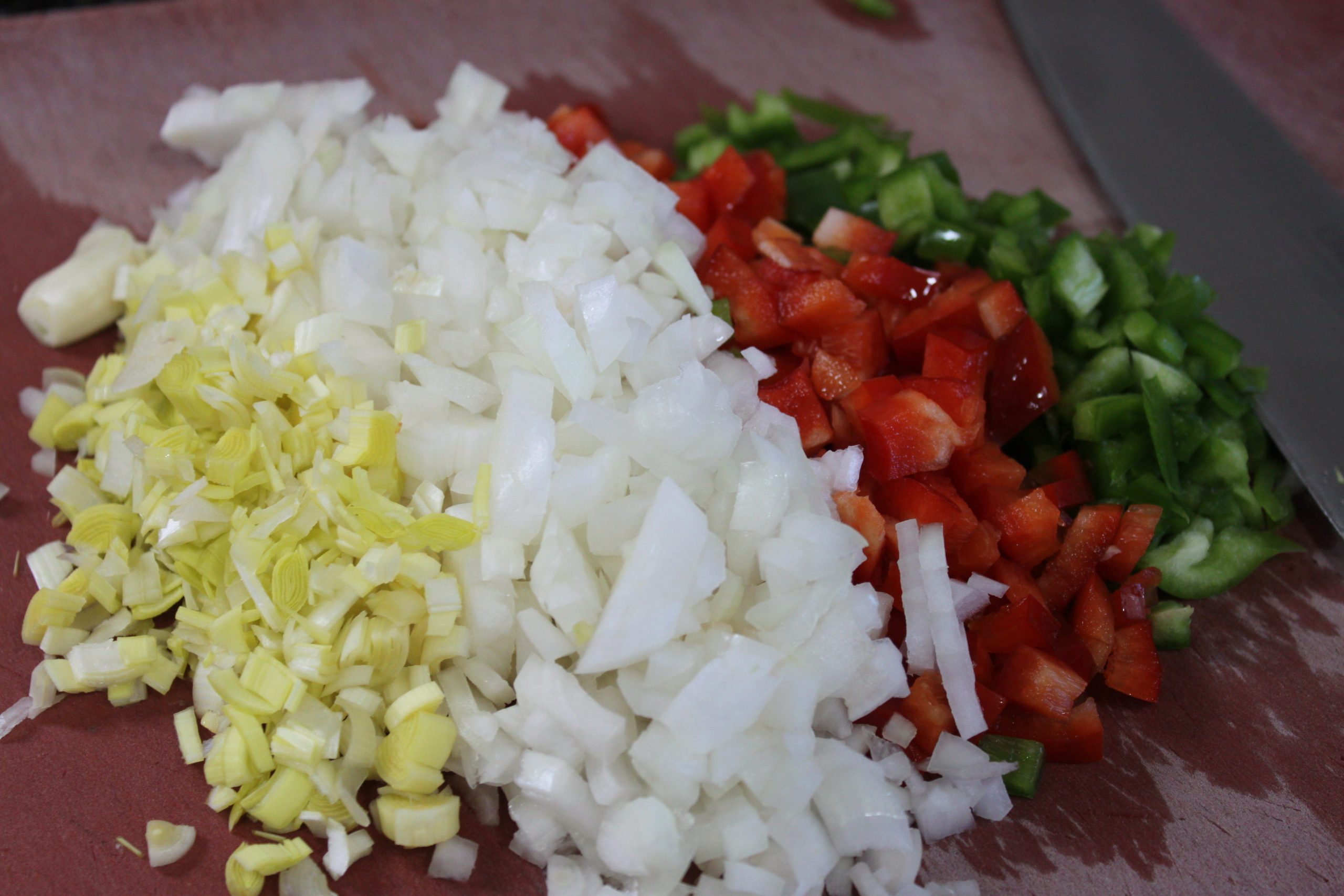 Verduras frescas cortadas y organizadas en boles listas para cocinar la zarzuela.