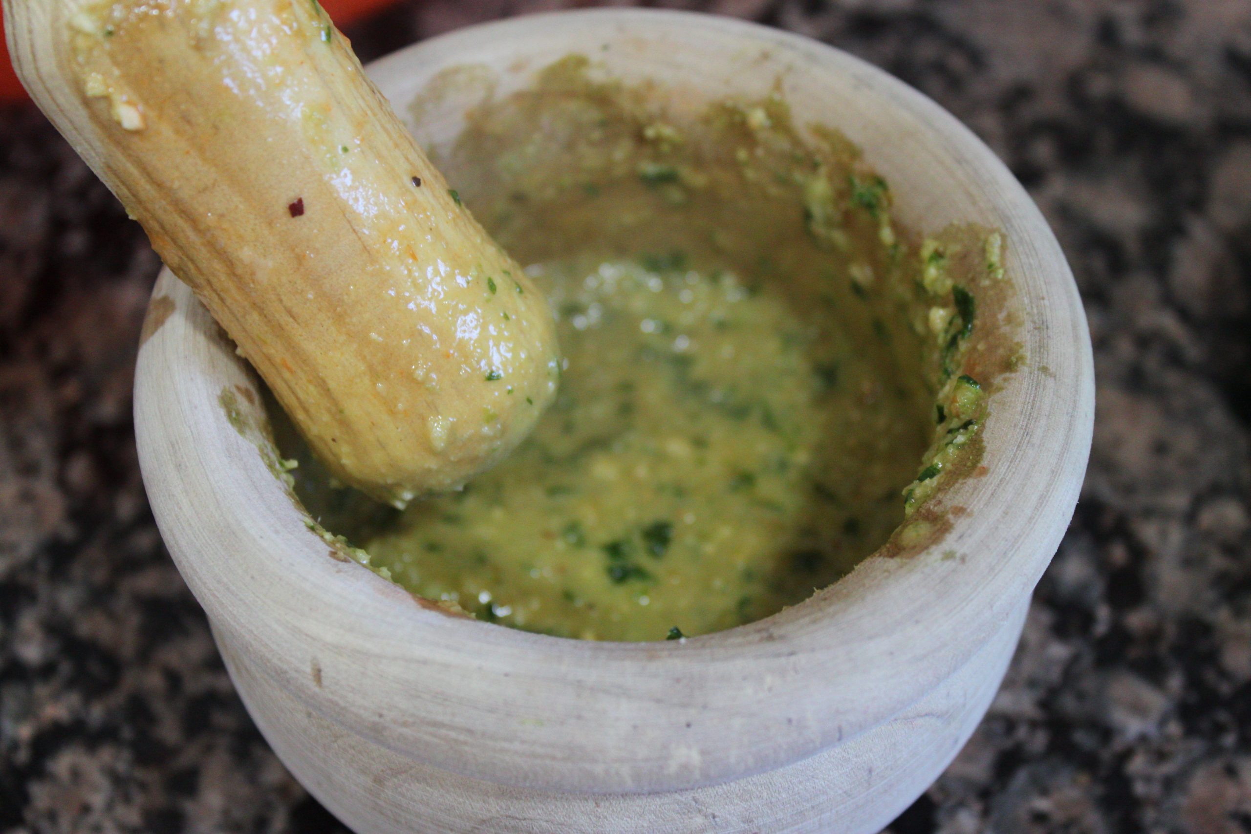 Ligando la picada con un poco de salsa de la zarzuela para emulsionarla bien.