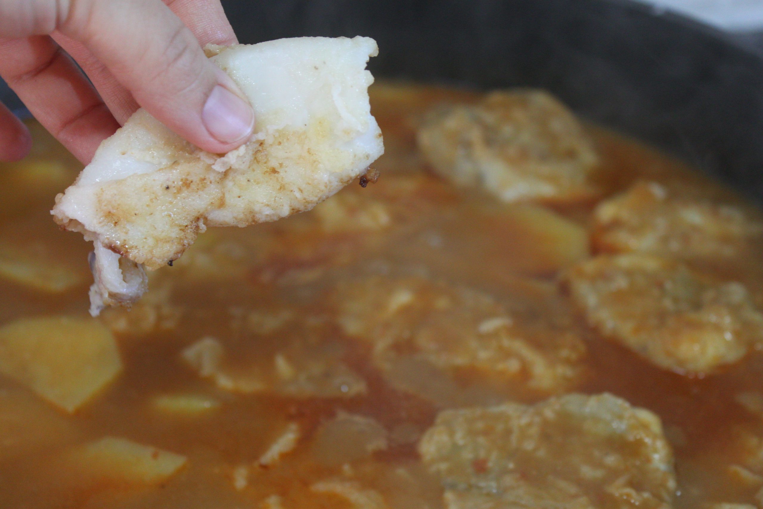Añadiendo los calamares a la zarzuela.