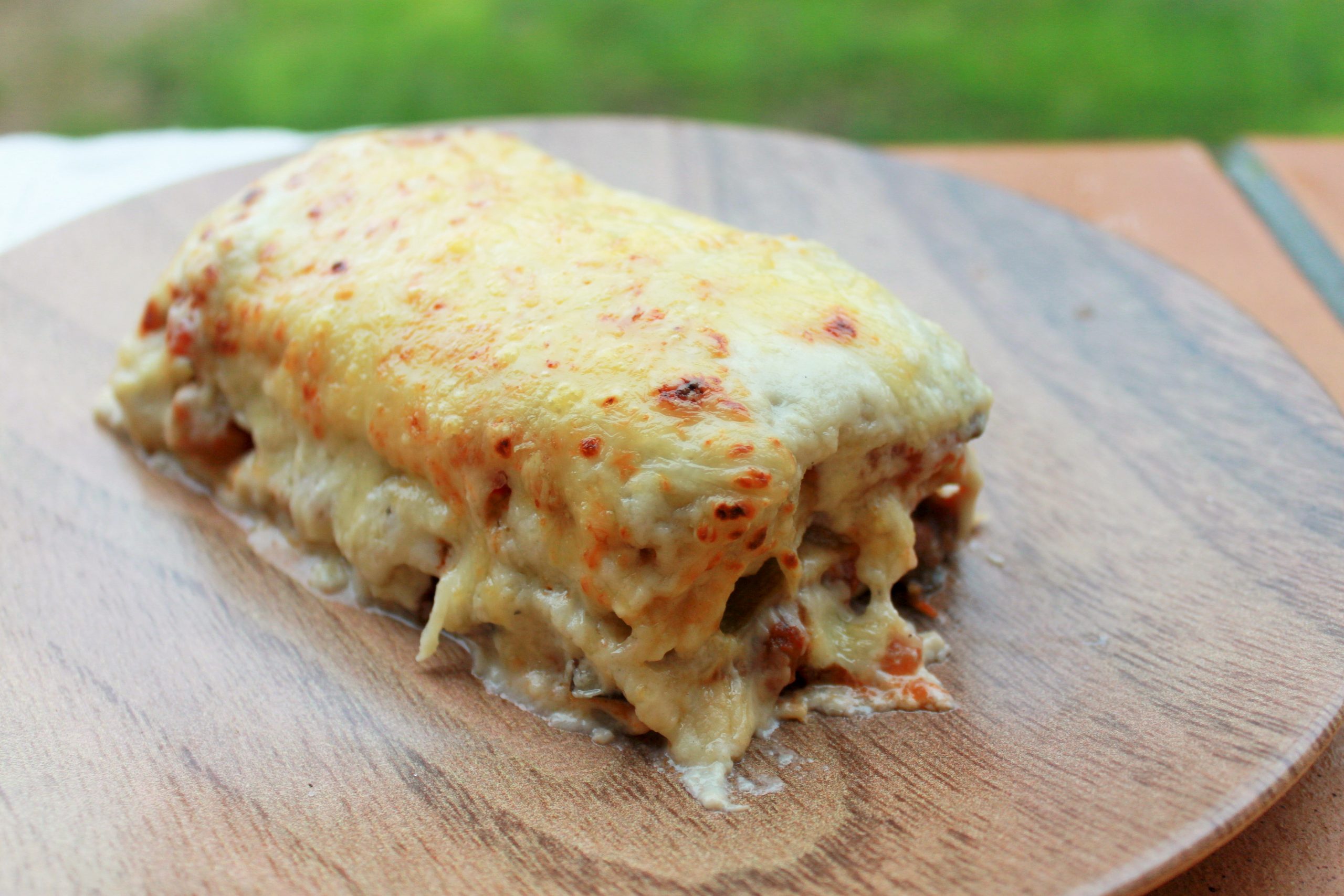 Lasa&ntilde;a de ventresca de at&uacute;n fresca con capas de sanfaina casera y cebolla caramelizada.