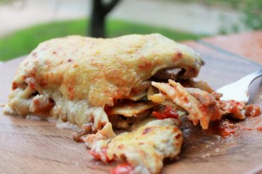 Lasaña de ventresca de atún fresca con capas de sanfaina casera y cebolla caramelizada.