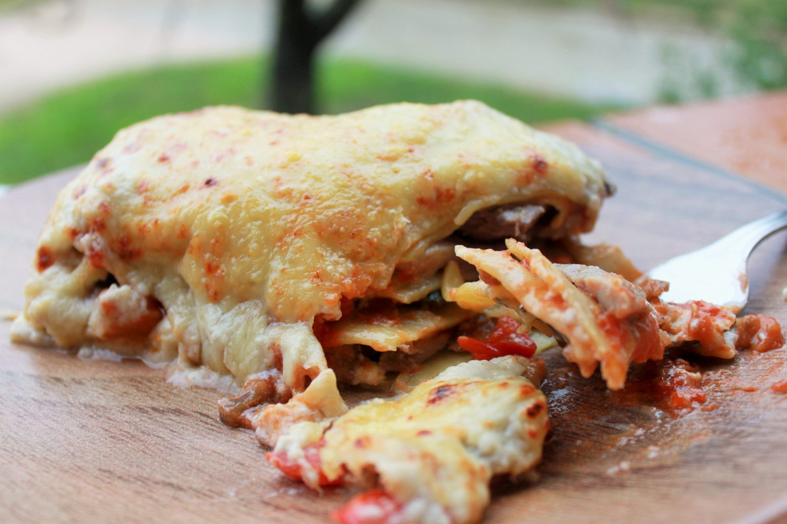 Lasaña de ventresca de atún fresca con capas de sanfaina casera y cebolla caramelizada.