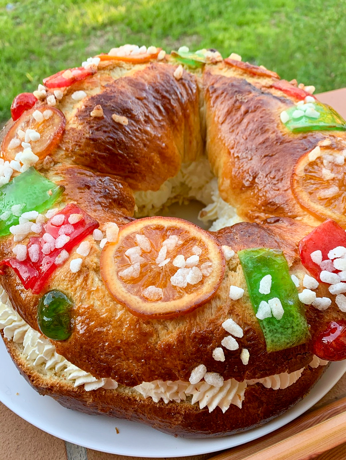 Roscón de Reyes de nata y mascarpone casero, esponjoso y decorado con frutas confitadas