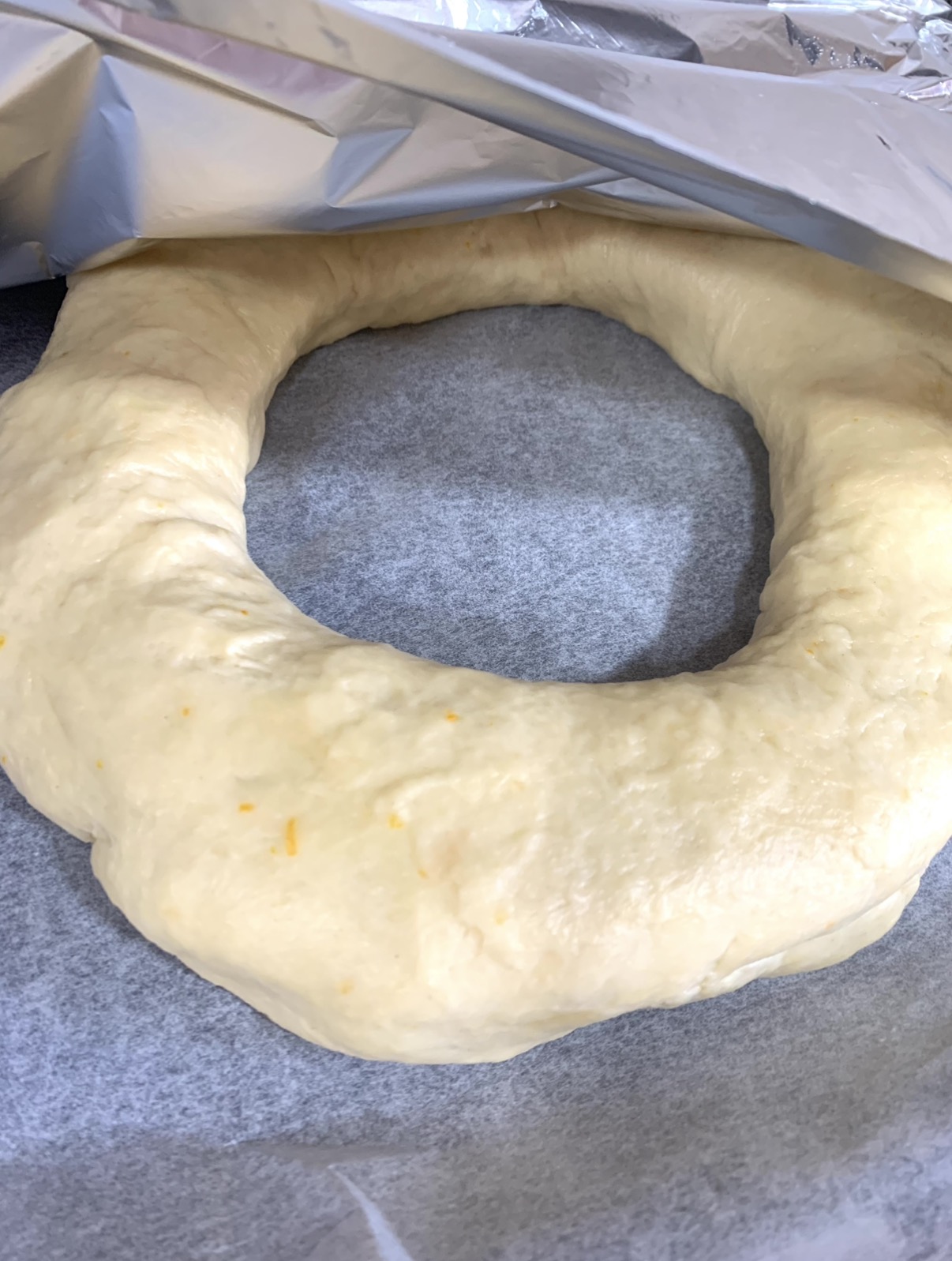Masa de roscón de Reyes casero antes del segundo levado, lista para hornear.