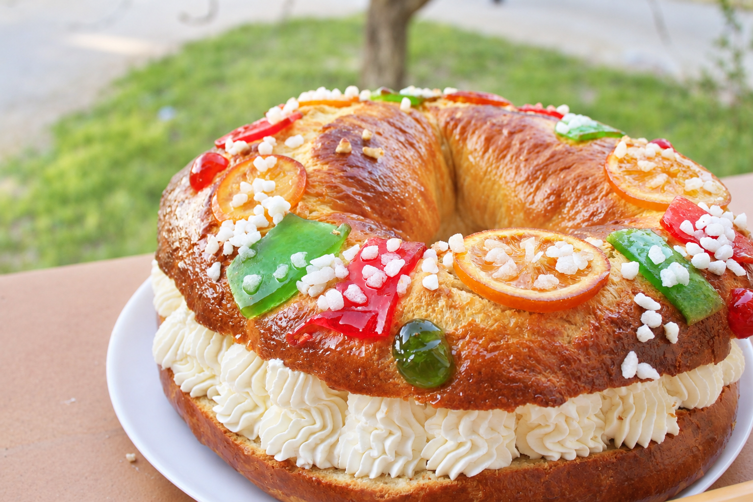 Roscón de Reyes de nata y mascarpone casero, esponjoso y decorado con frutas confitadas